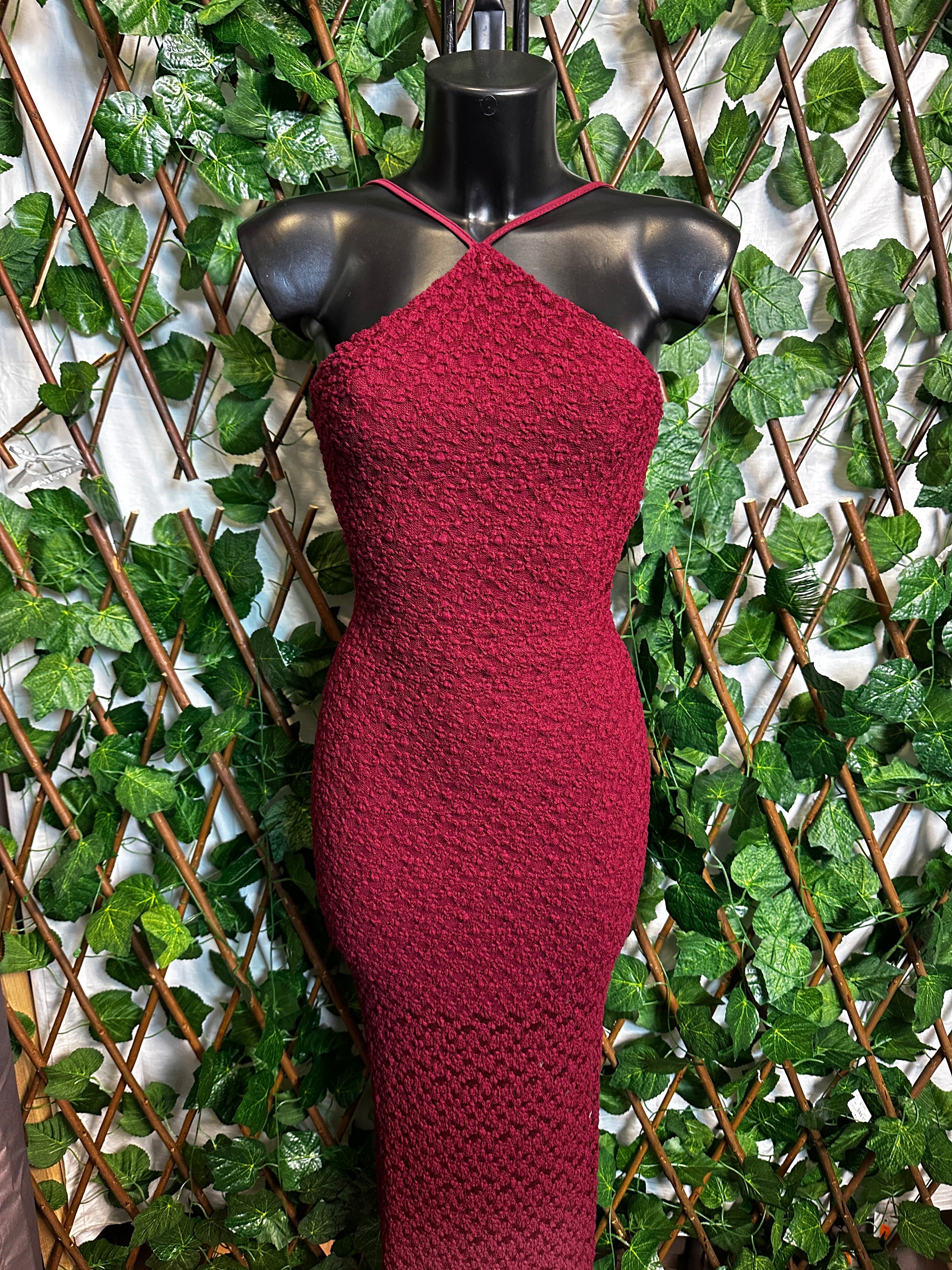 Modello crepe: vestito lungo con collo alto e schiena scoperta