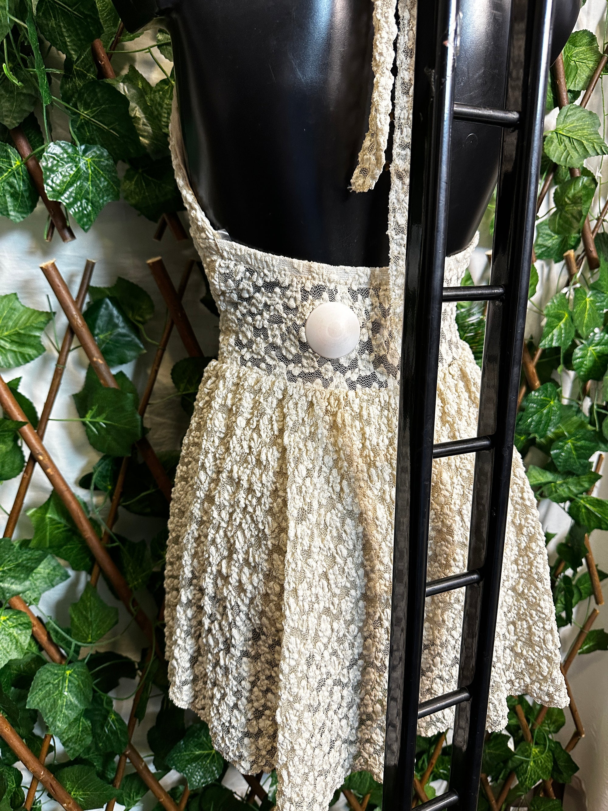 Modello crepe: vestito corto con la scollatura profonda con coppe e pantaloncini