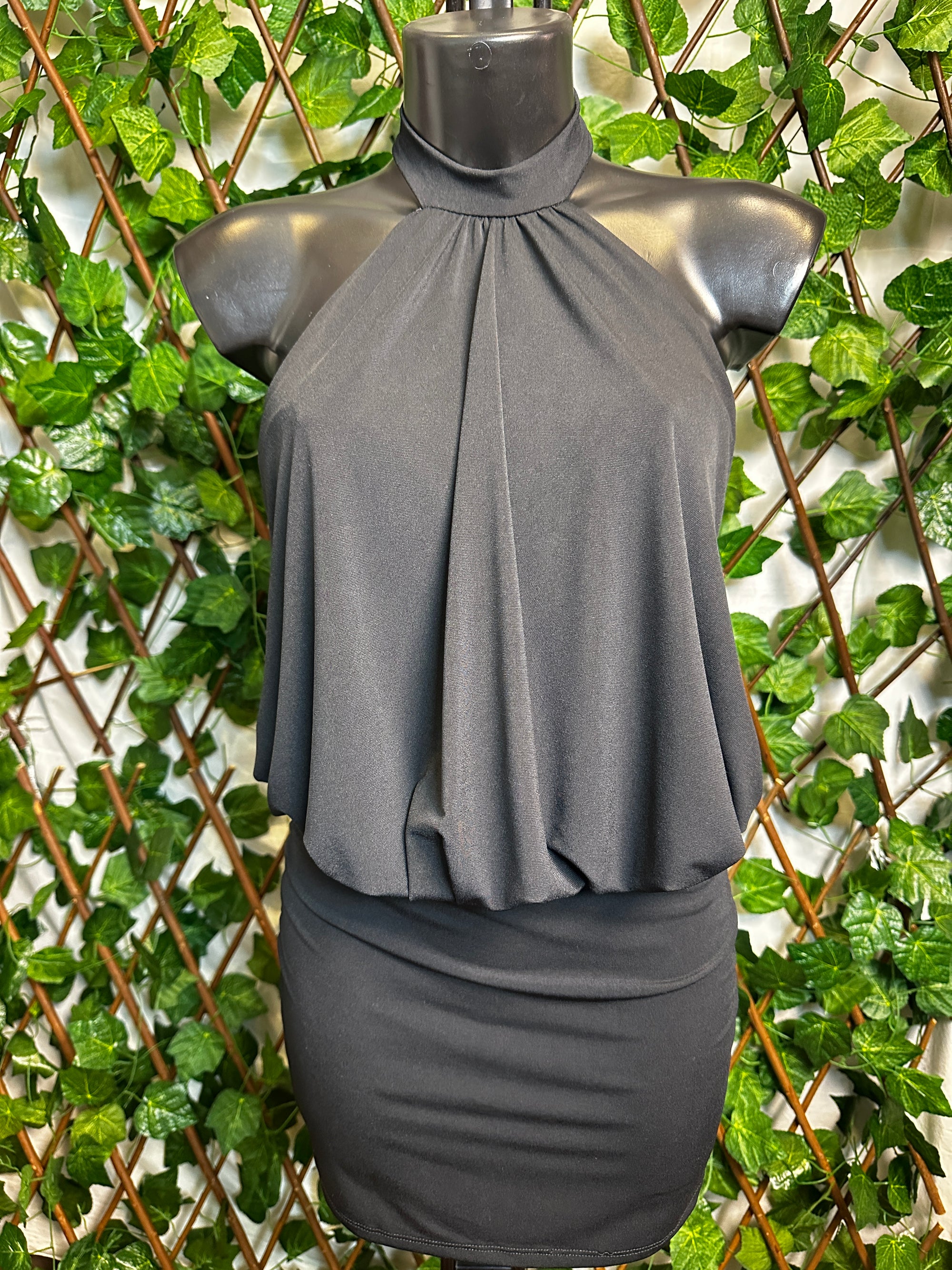 Vestito elegante corto con collo alto e la schiena scoperta | taglia unica