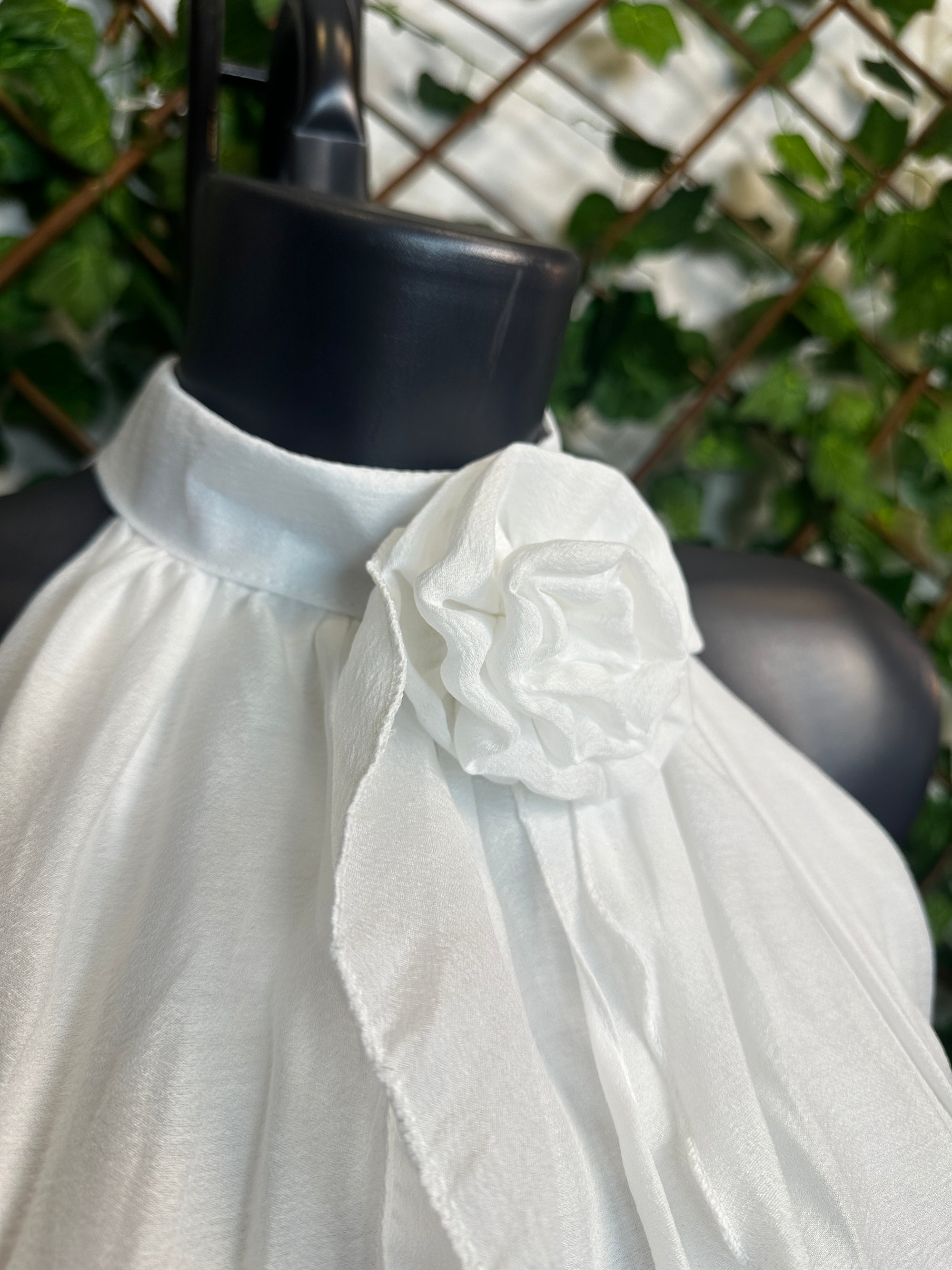 Vestito corto con dettaglio fiore