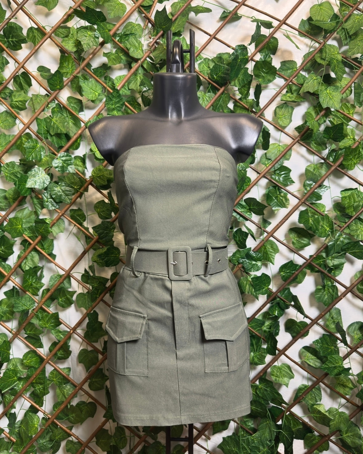 Vestito cargo senza spalline, con cintura sotto pantaloncino