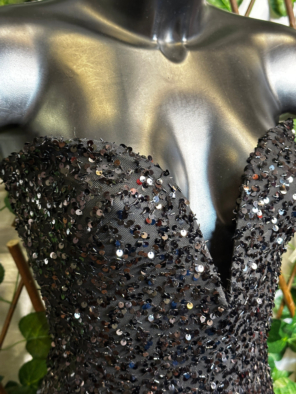 Modello paillettes: vestito corto con la scollatura speciale