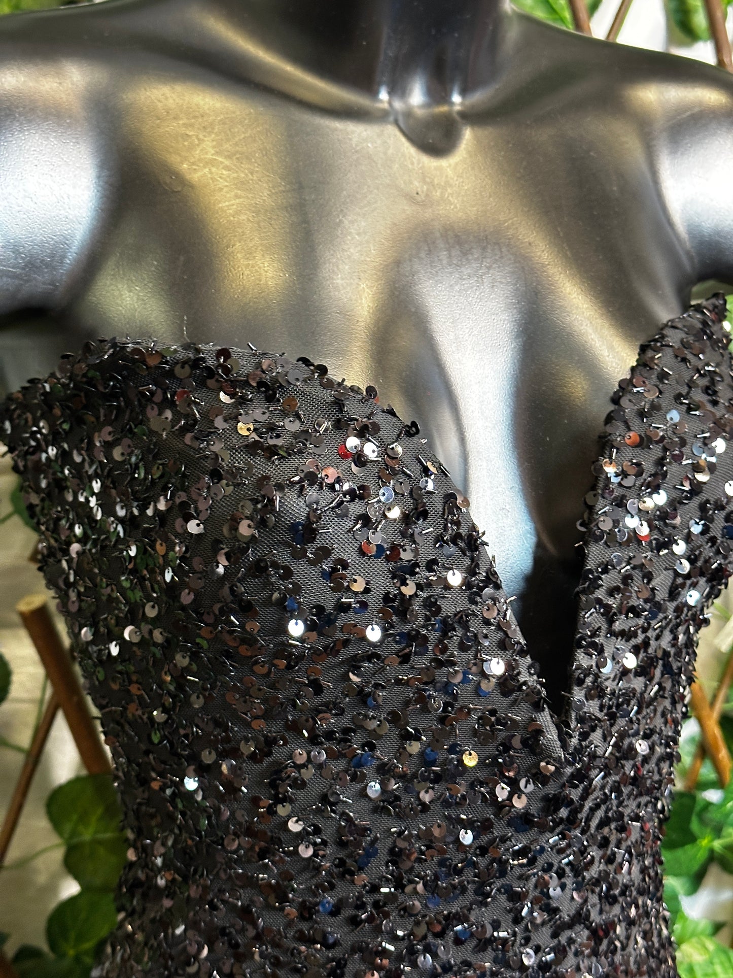 Modello paillettes: vestito corto con la scollatura speciale