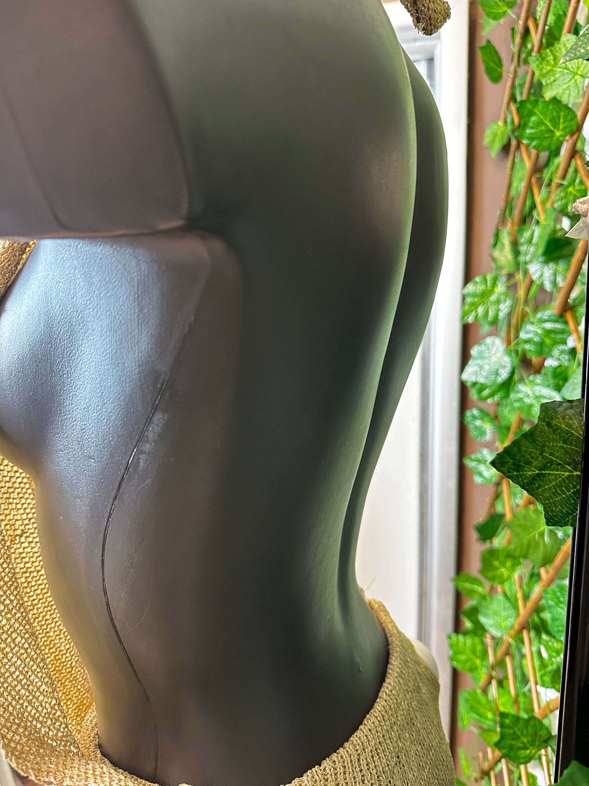 Vestito lungo estivo con la scollatura profonda e la schiena scoperta
