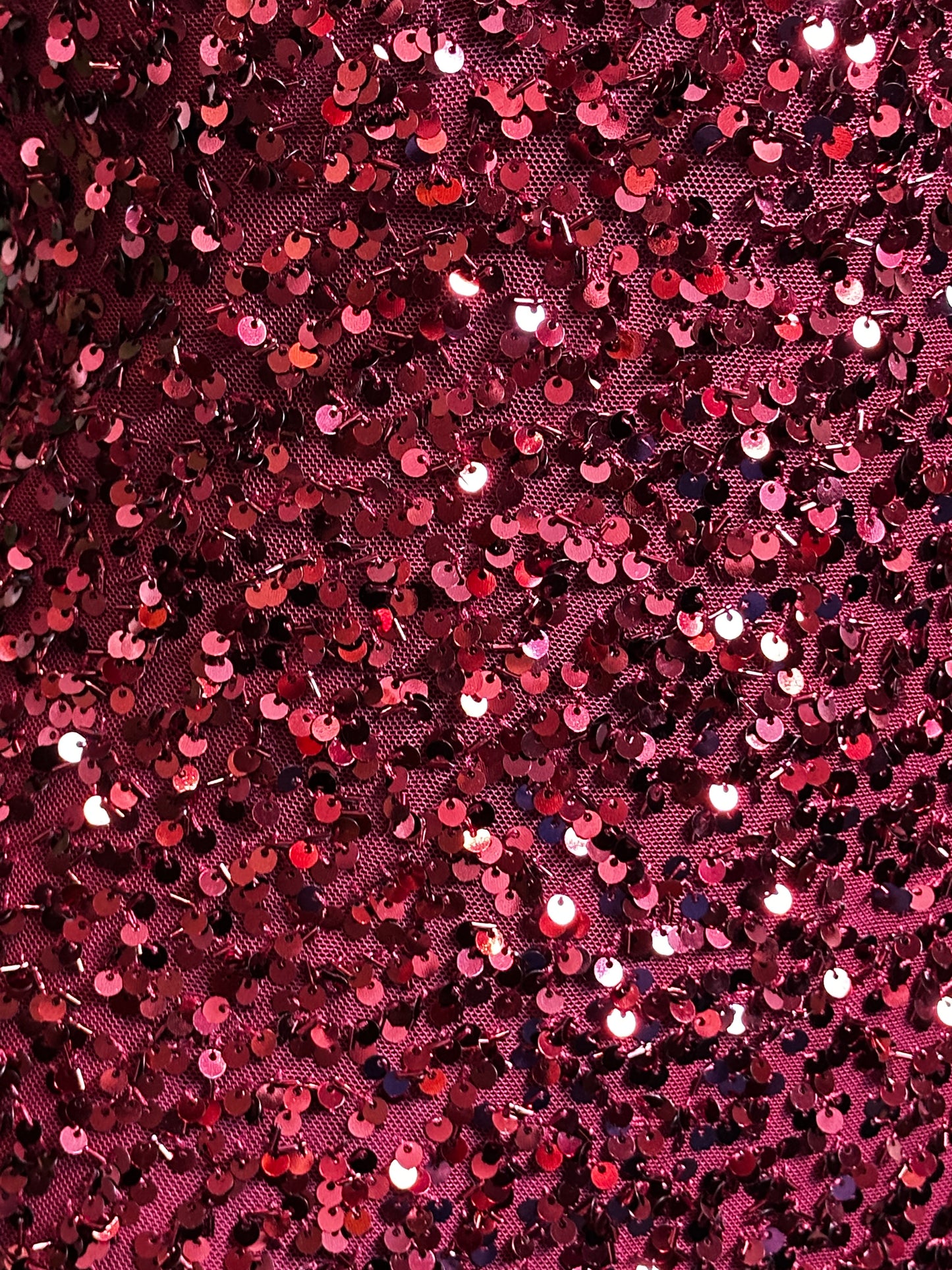 Modello paillettes: vestito corto con la scollatura speciale