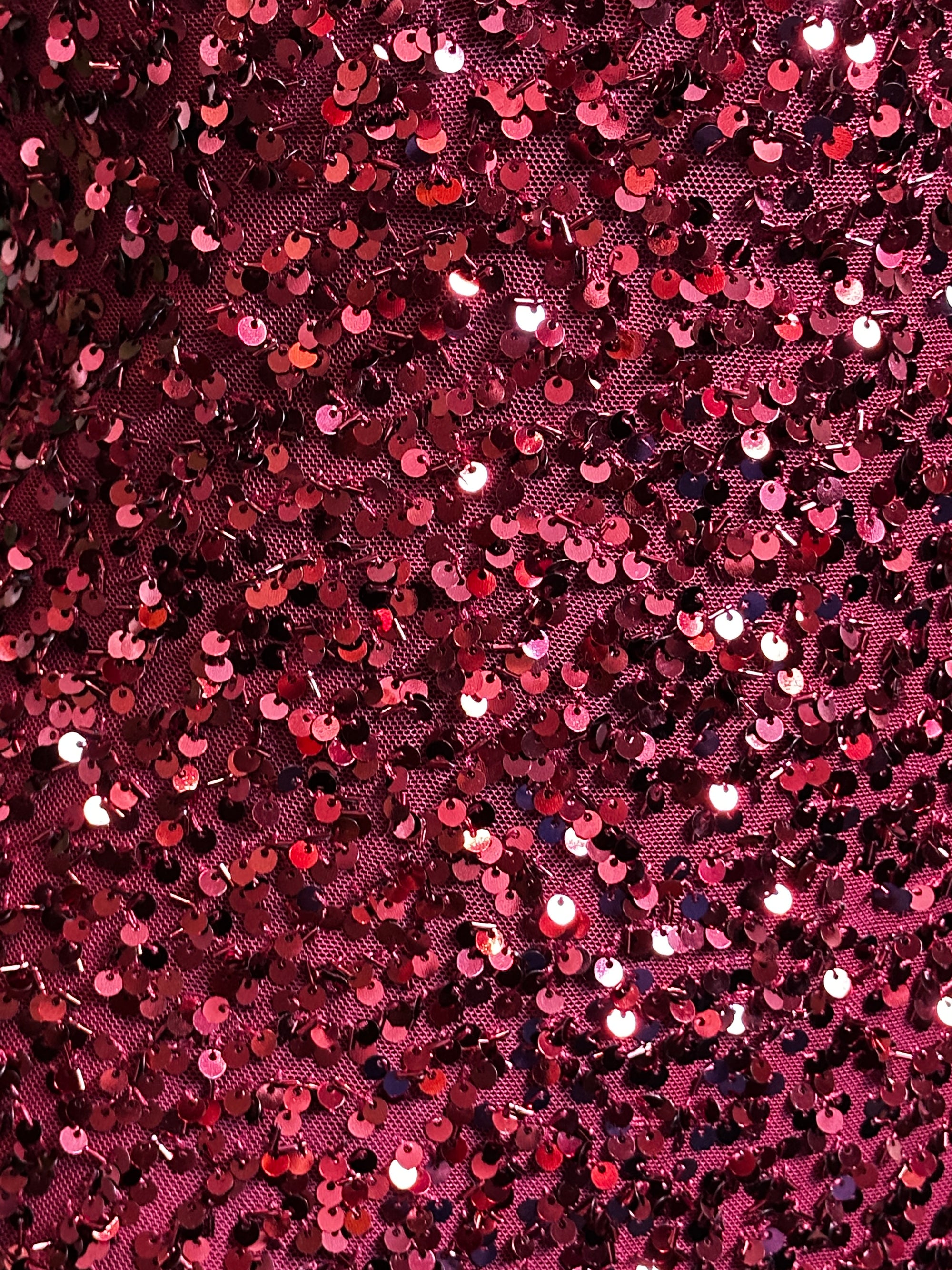 Modello paillettes: vestito corto con la scollatura speciale
