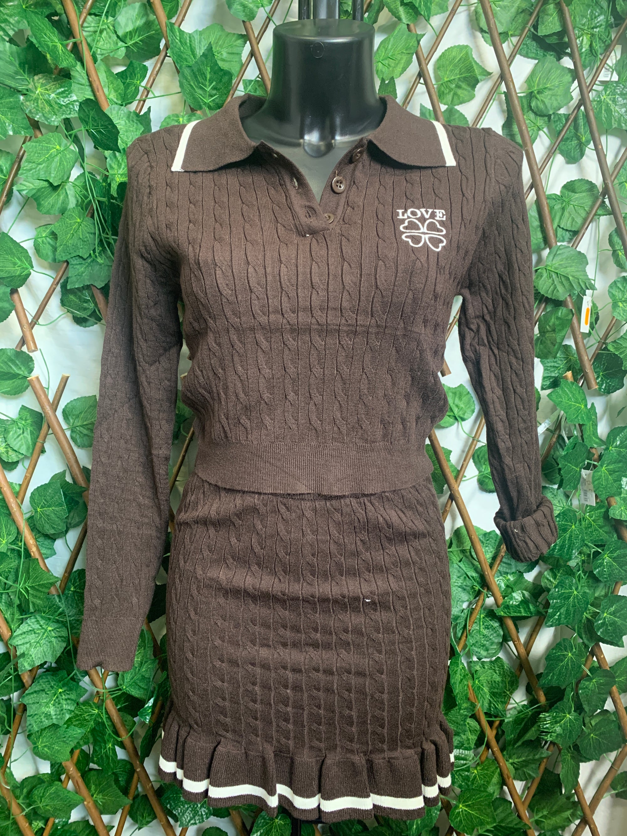 Long-sleeved suit and short skirt