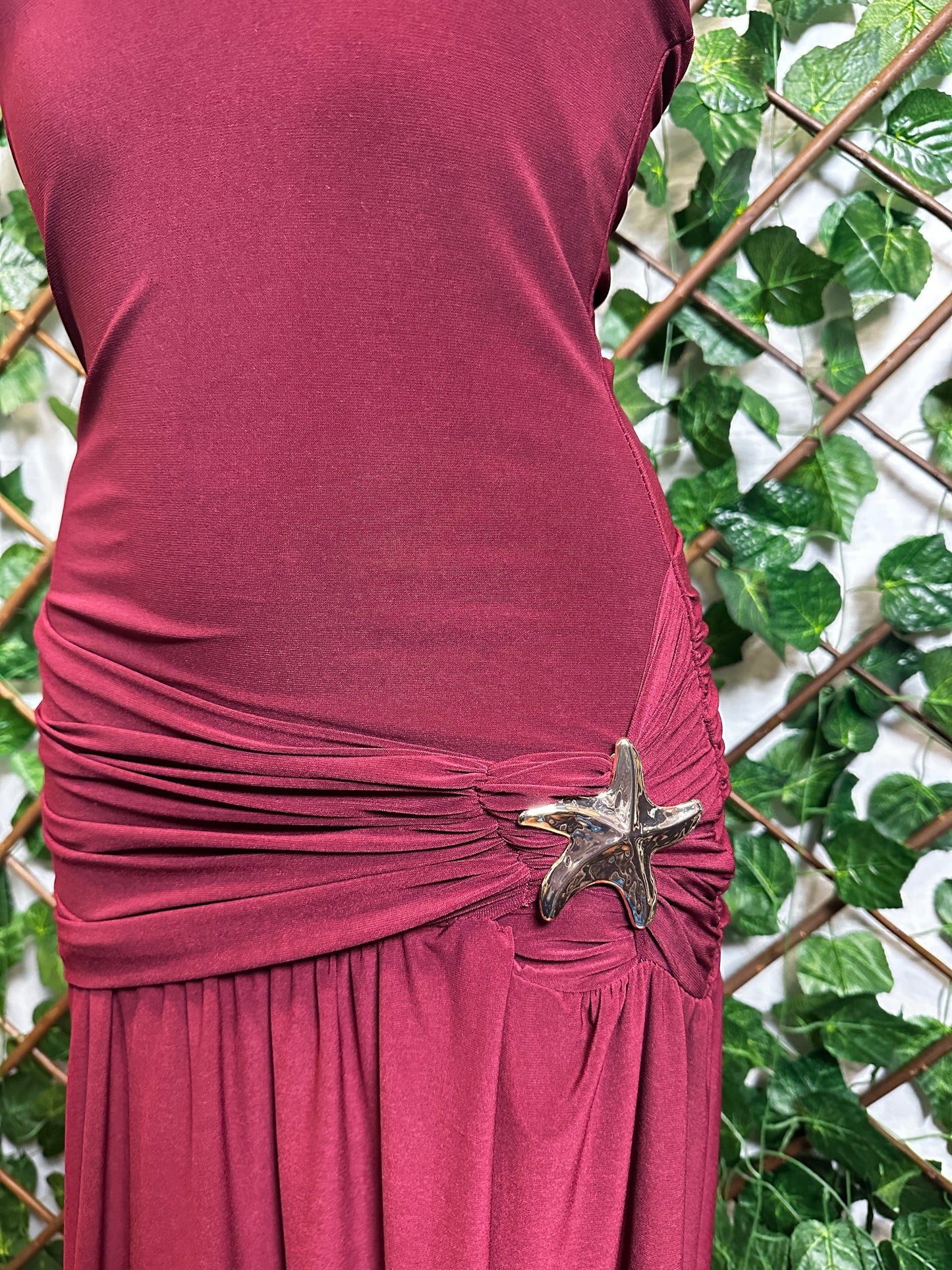 Vestito lungo con laccio sul collo, dettaglio stella marina e lo spacco sul lato sinistro