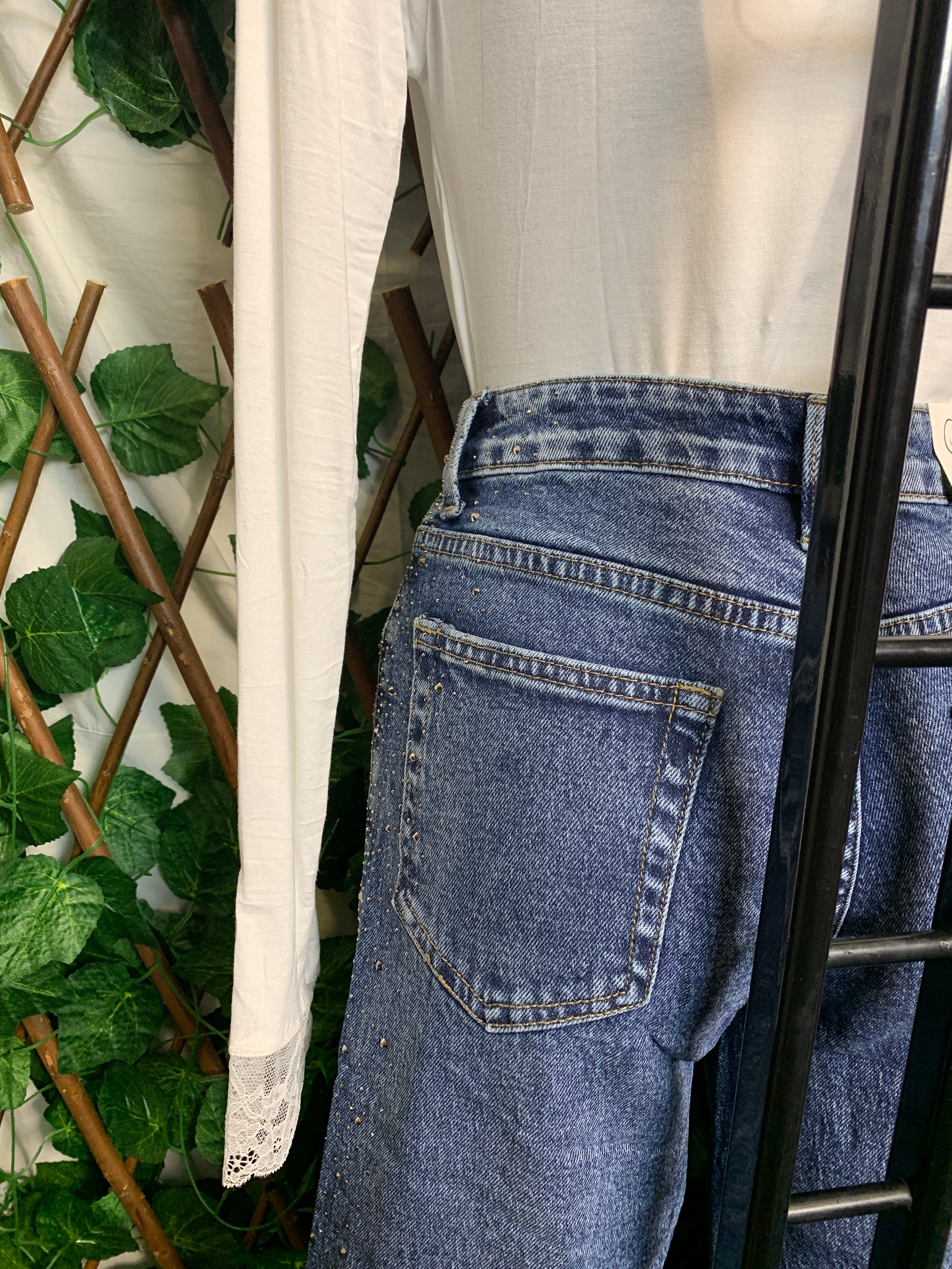 Jeans con brillantini sui fianchi