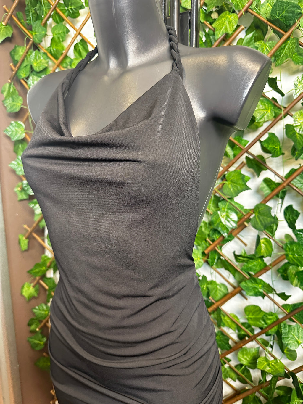 Vestito lungo con la corda sul collo, la schiena scoperta e arricciatura sui lati