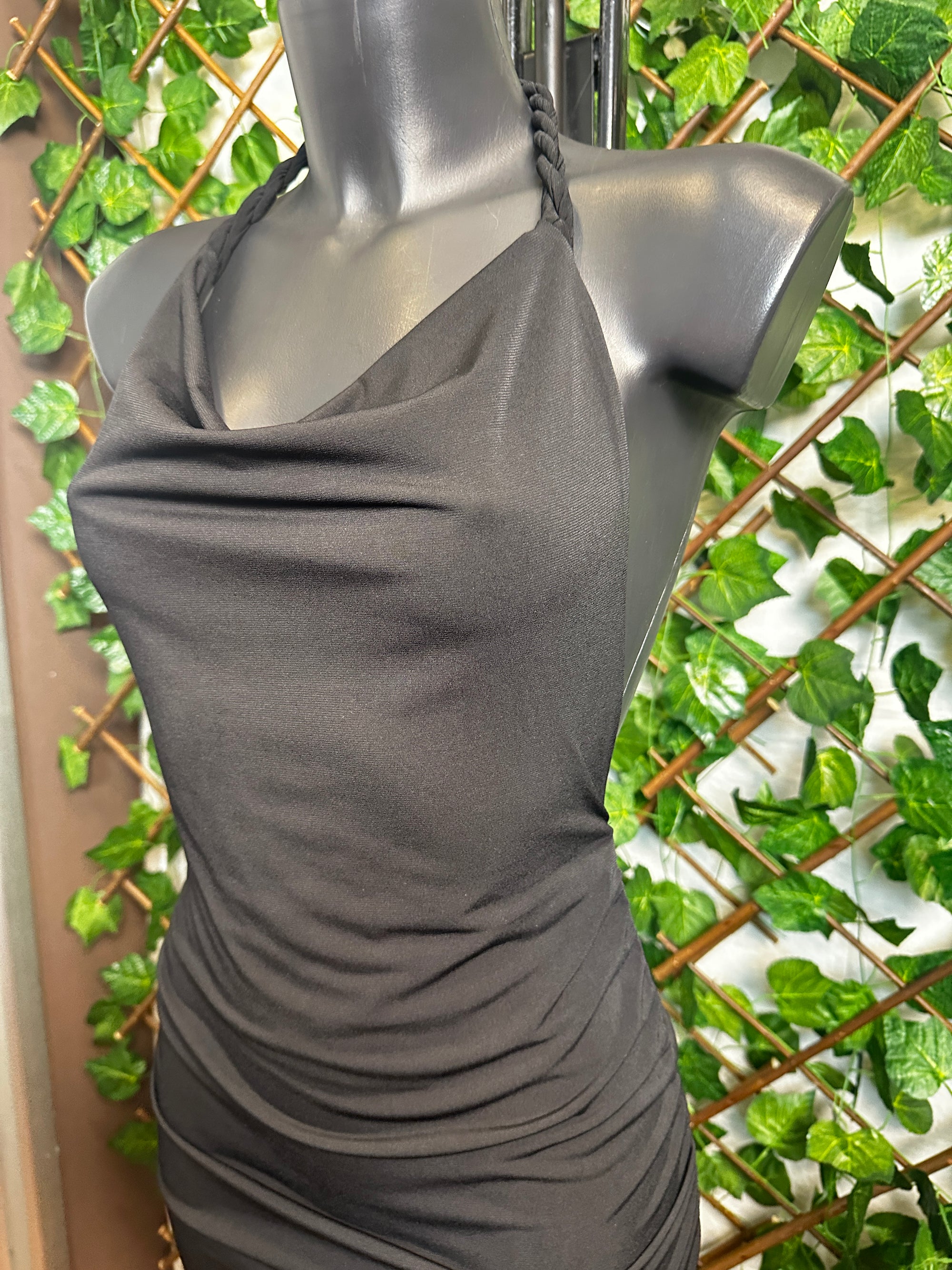 Vestito lungo con la corda sul collo, la schiena scoperta e arricciatura sui lati
