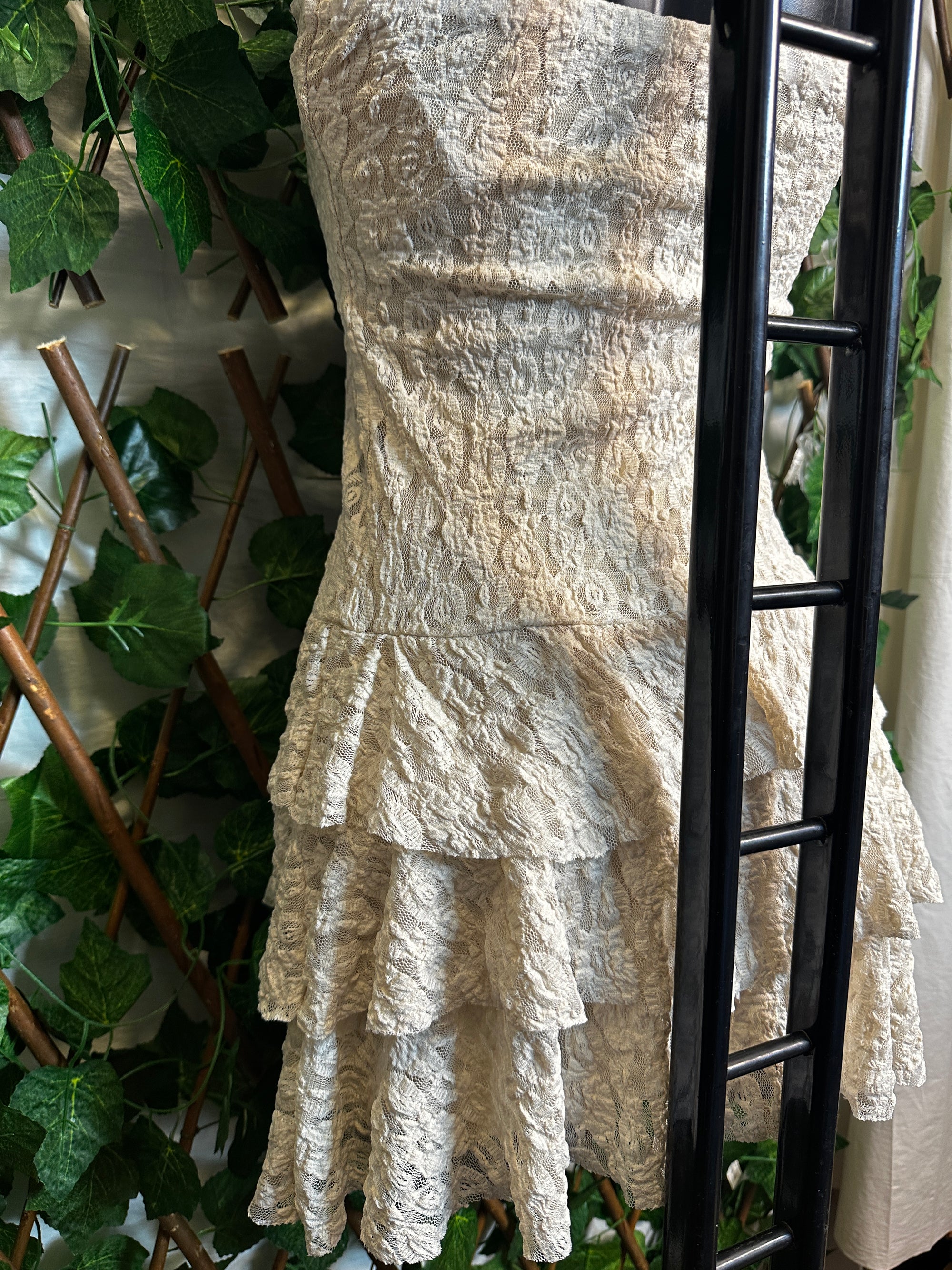 Modello crepe: vestito corto con le coppe e gonna a balze | taglia unica