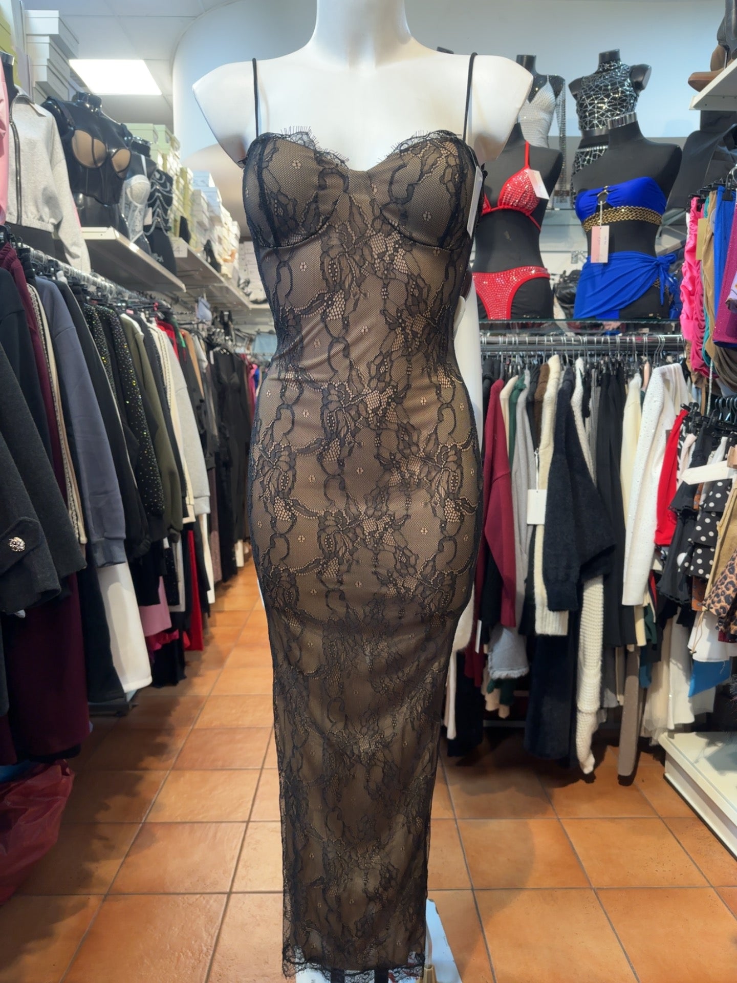 Vestito lungo con dettagli pizzo - BERLY MODA 