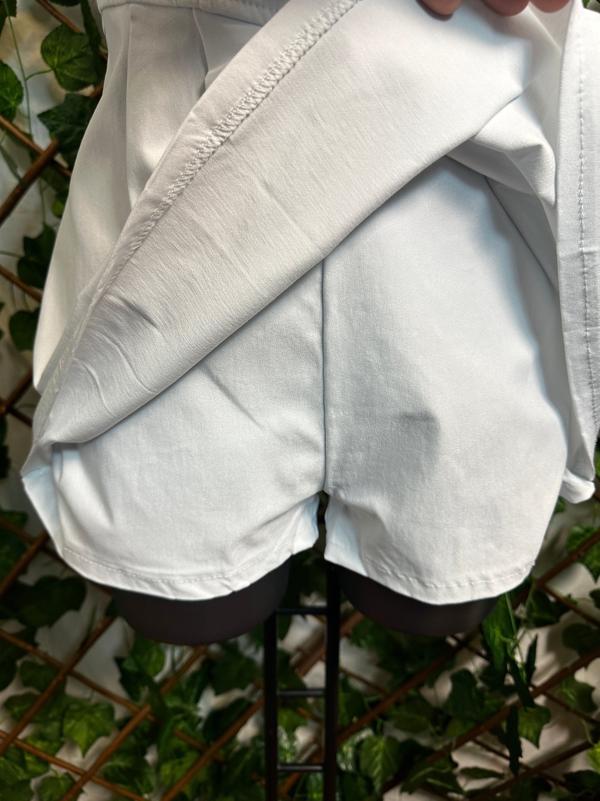 Vestito corto con dentro pantaloncini avanti con le lacci