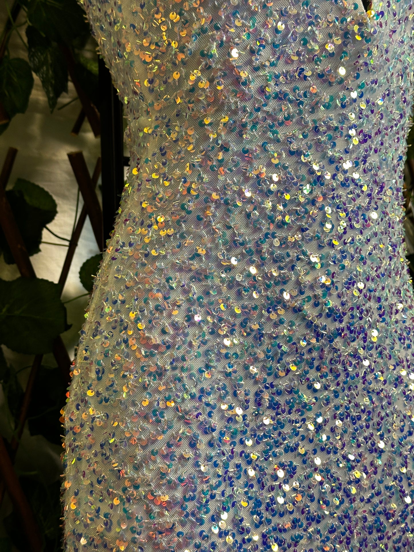 Modello paillettes: vestito corto con la scollatura speciale