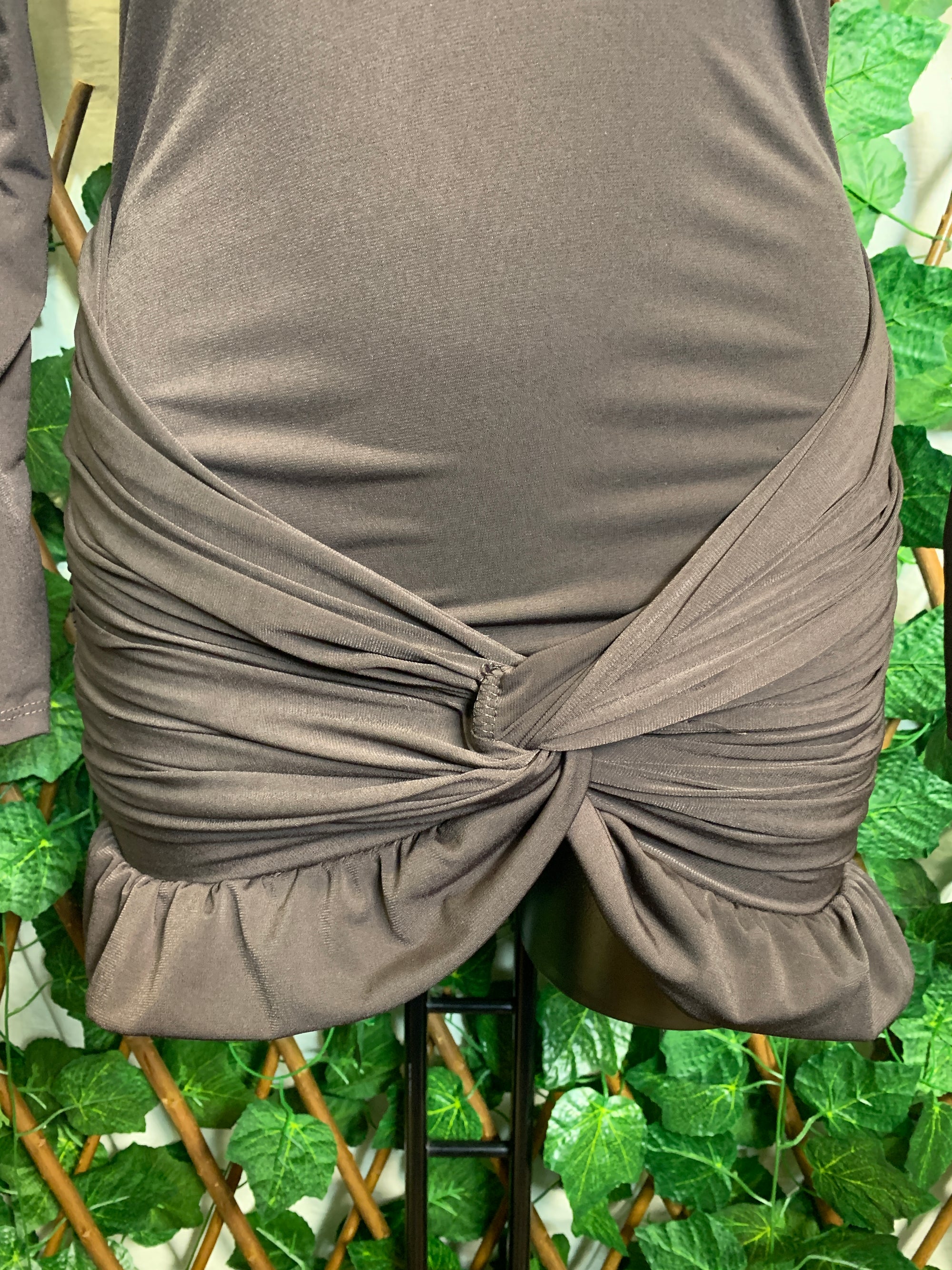 Vestito con spalle imbottito
