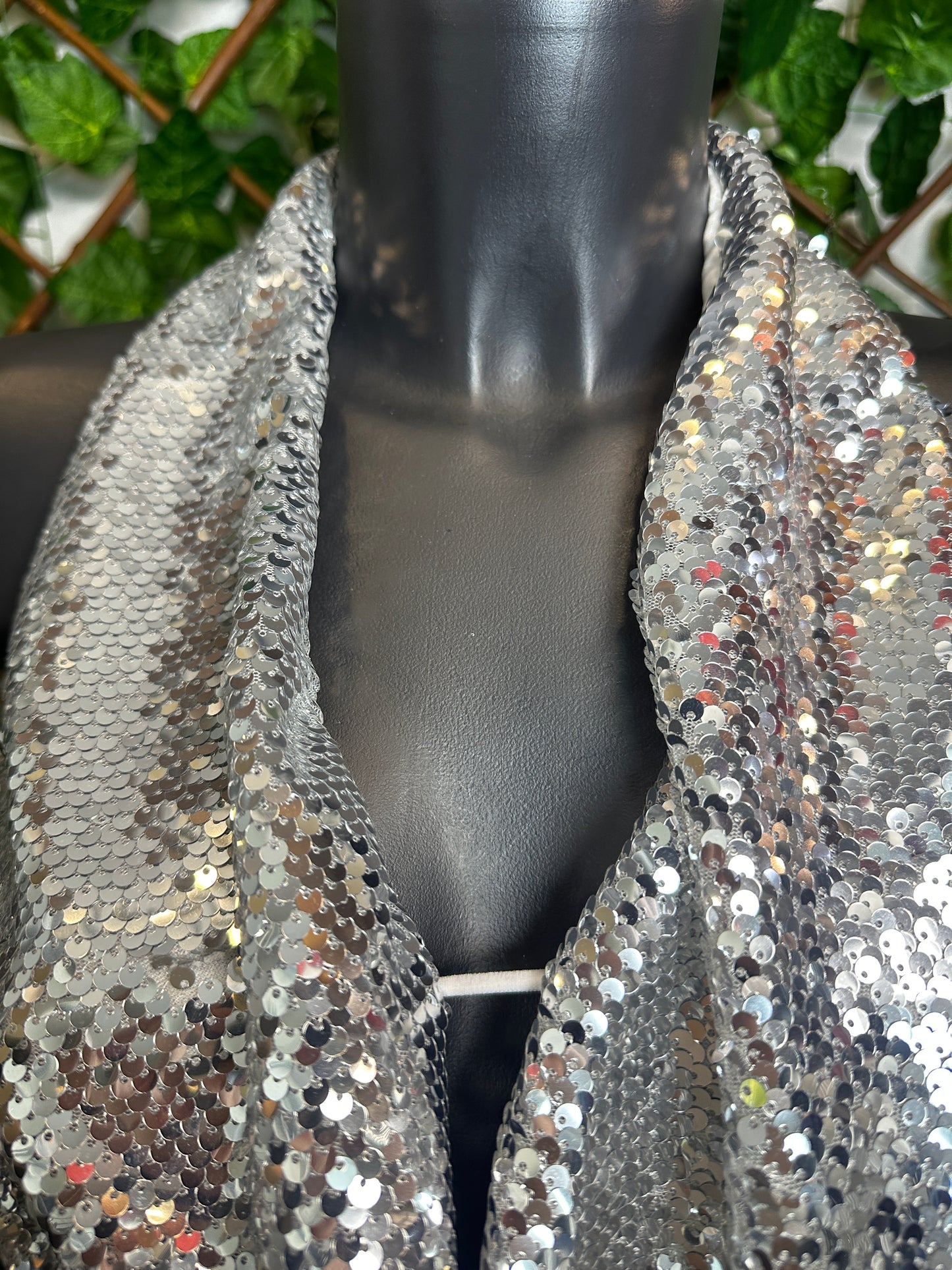 Top in paillettes con la scollatura profonda e la schiena scoperta