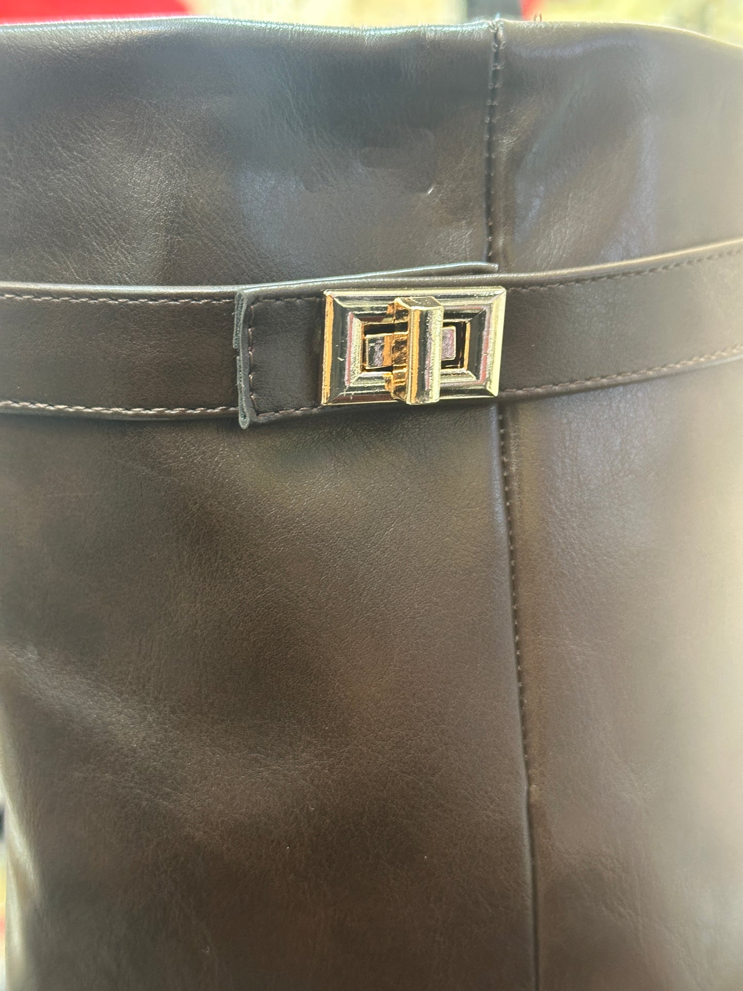 Stivale al ginocchio punta e tacco quadrato con fibbia – POTERE LISCIO 🖤🤎