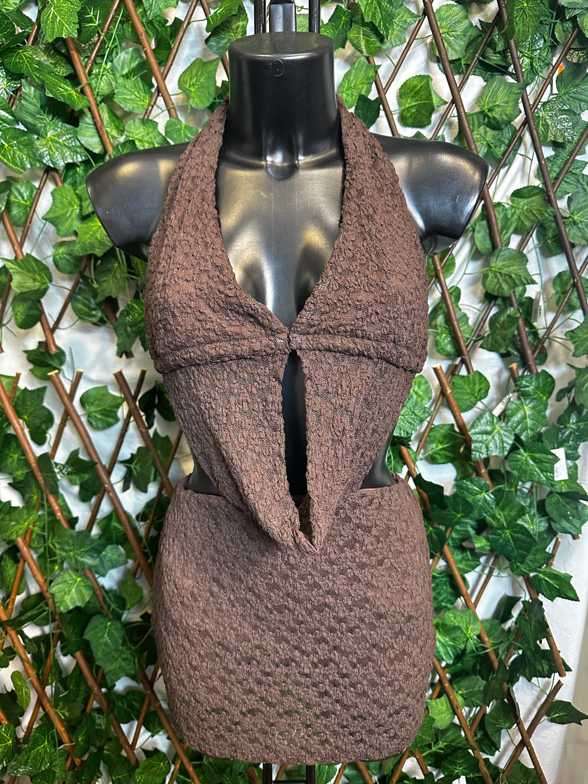 Modello crepe: vestito corto con la scollatura profonda le lacci sul collo e schiena | taglia unica