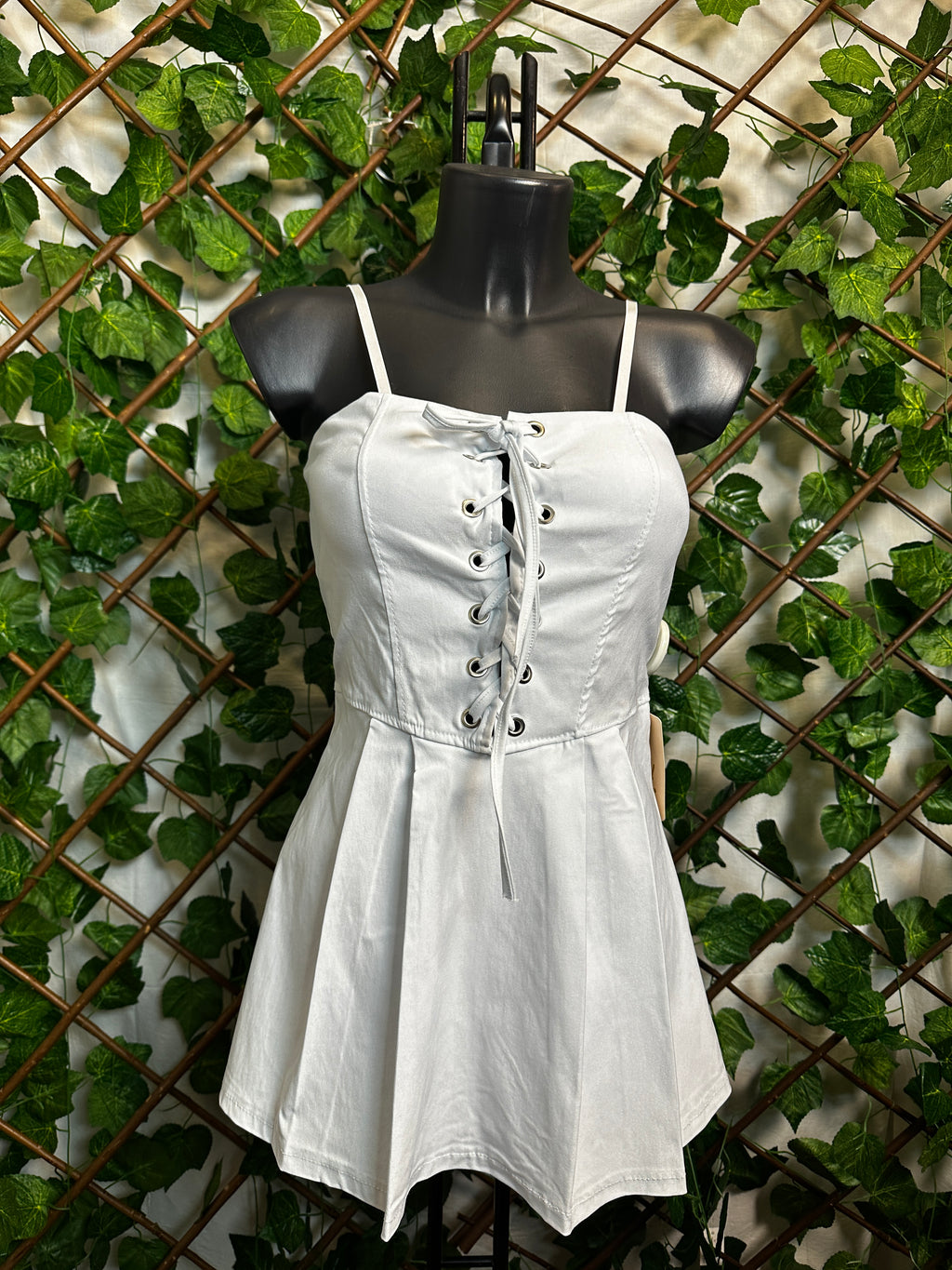 Vestito corto con dentro pantaloncini avanti con le lacci