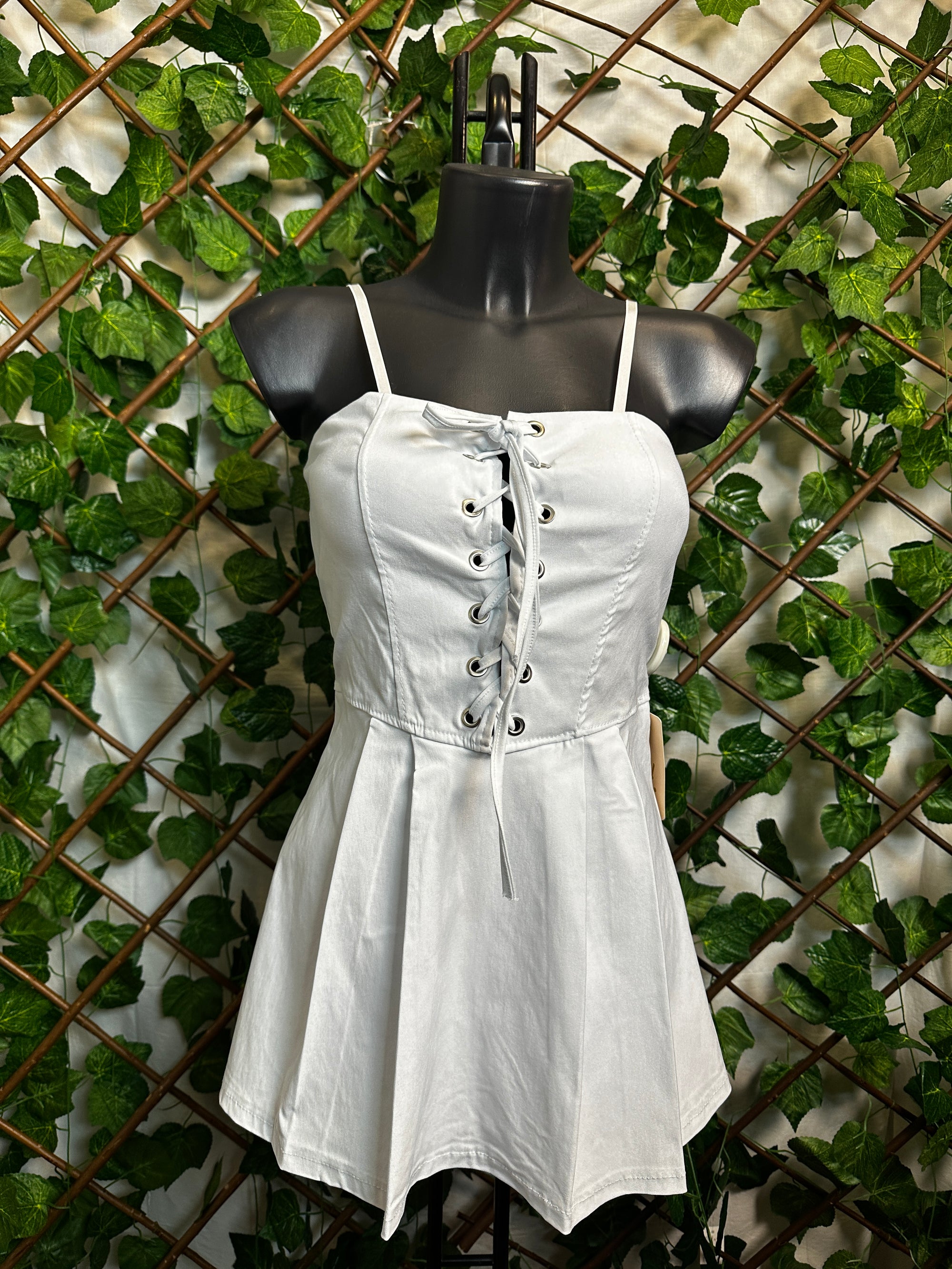 Vestito corto con dentro pantaloncini avanti con le lacci