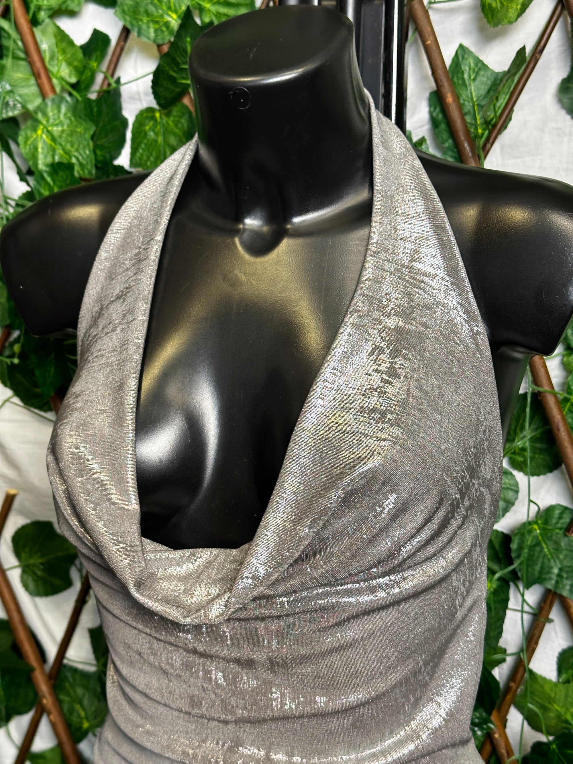 Vestito brillantinato con la scollatura profonda e schiena scoperta