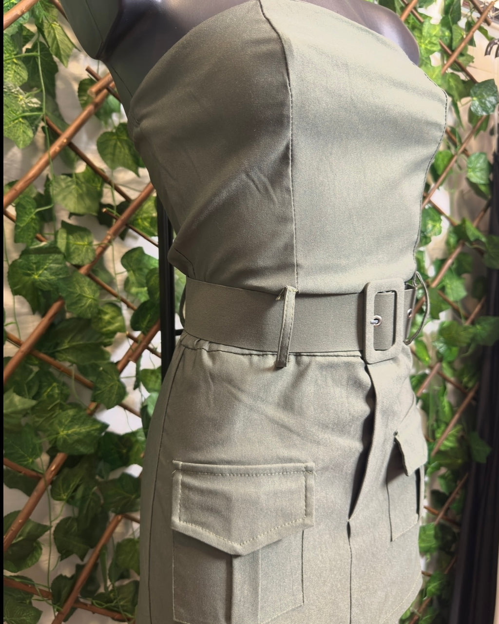 Vestito cargo senza spalline, con cintura sotto pantaloncino