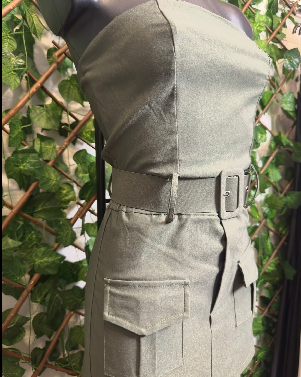 Vestito cargo senza spalline, con cintura sotto pantaloncino