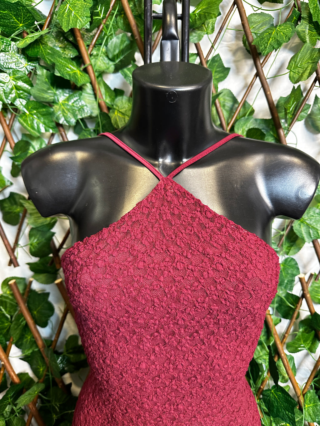 Modello crepe: vestito lungo con collo alto e schiena scoperta
