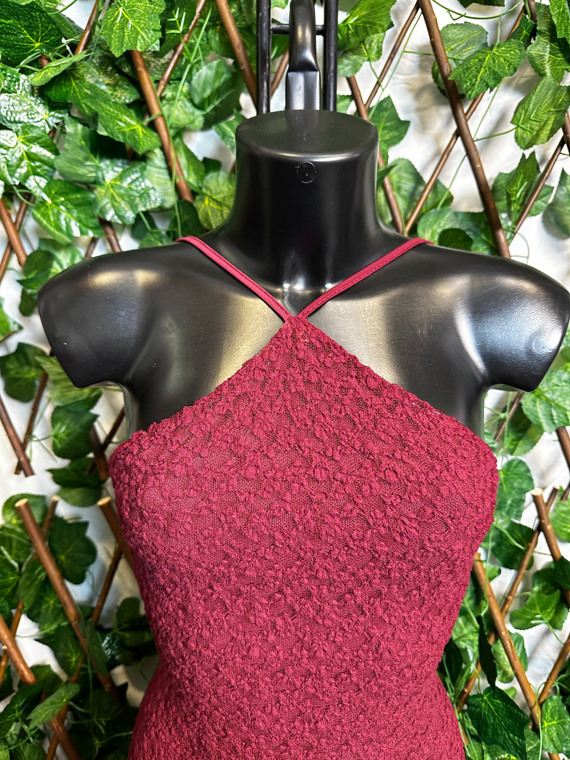 Modello crepe: vestito lungo con collo alto e schiena scoperta