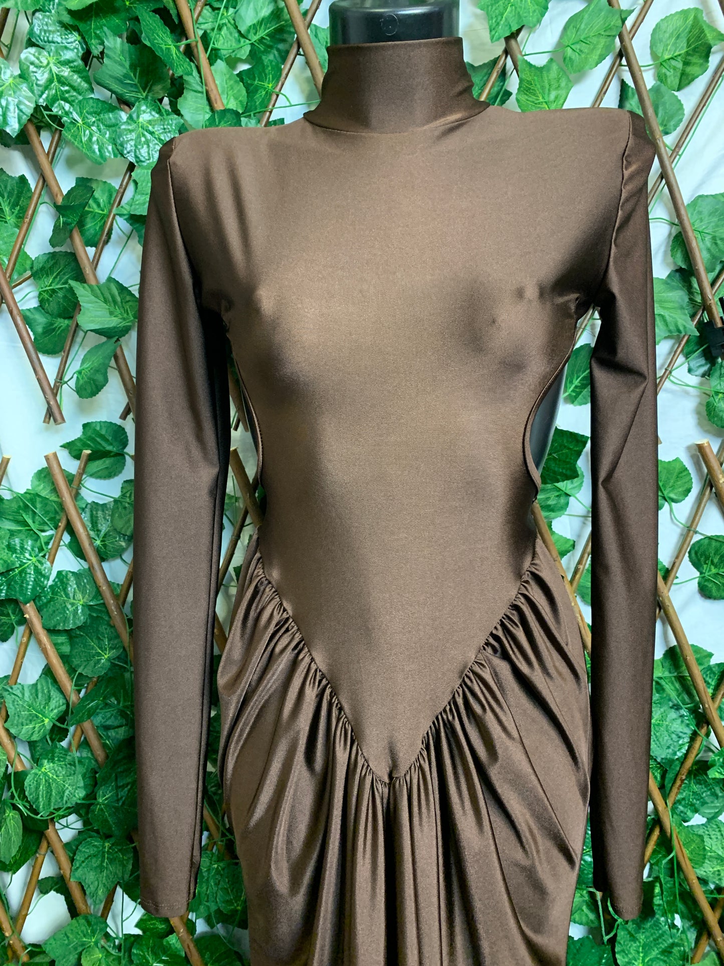 Vestito lungo con spalla imbottita e schiena scoperta