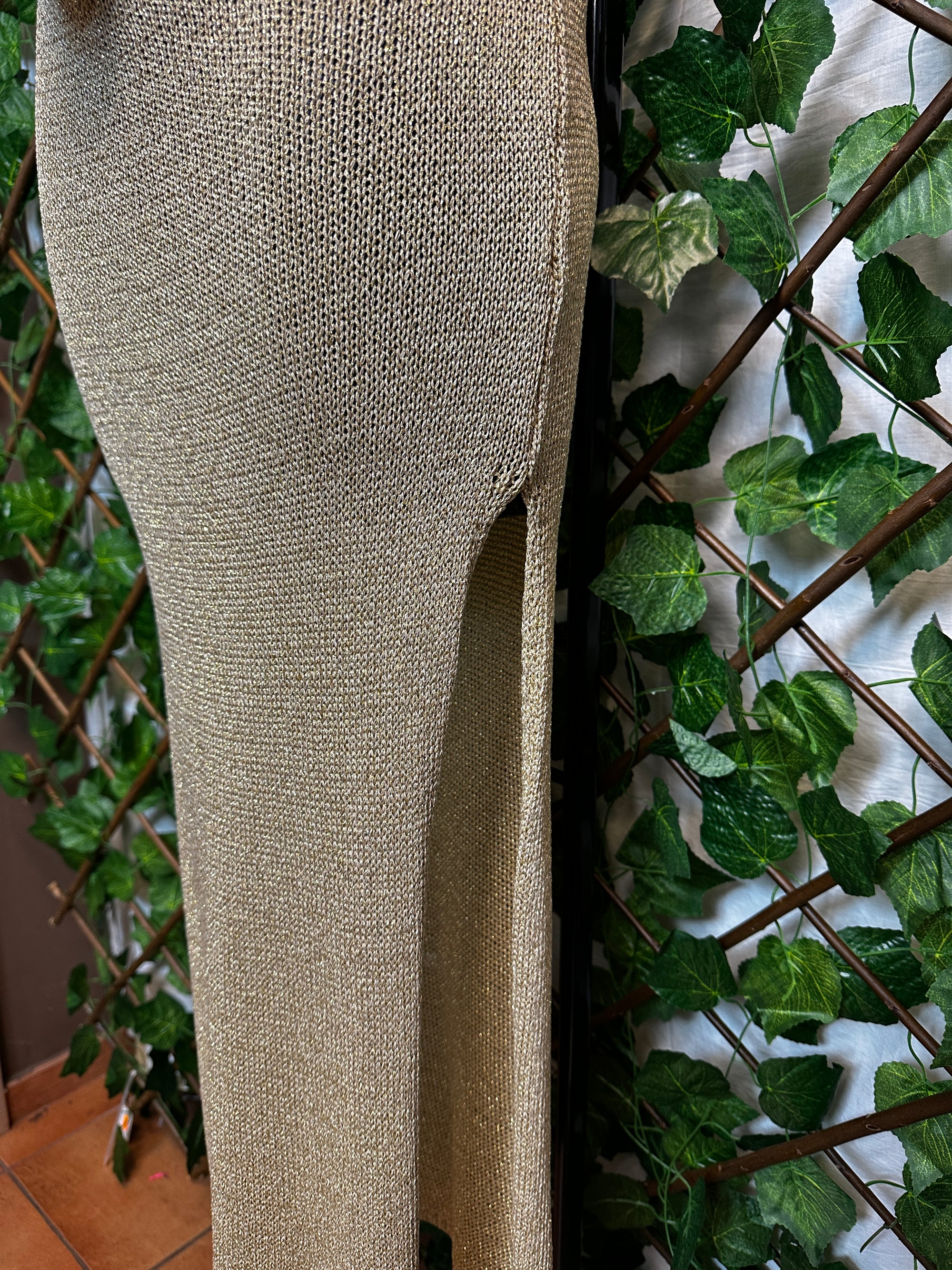 Vestito lungo estivo con la scollatura profonda e la schiena scoperta