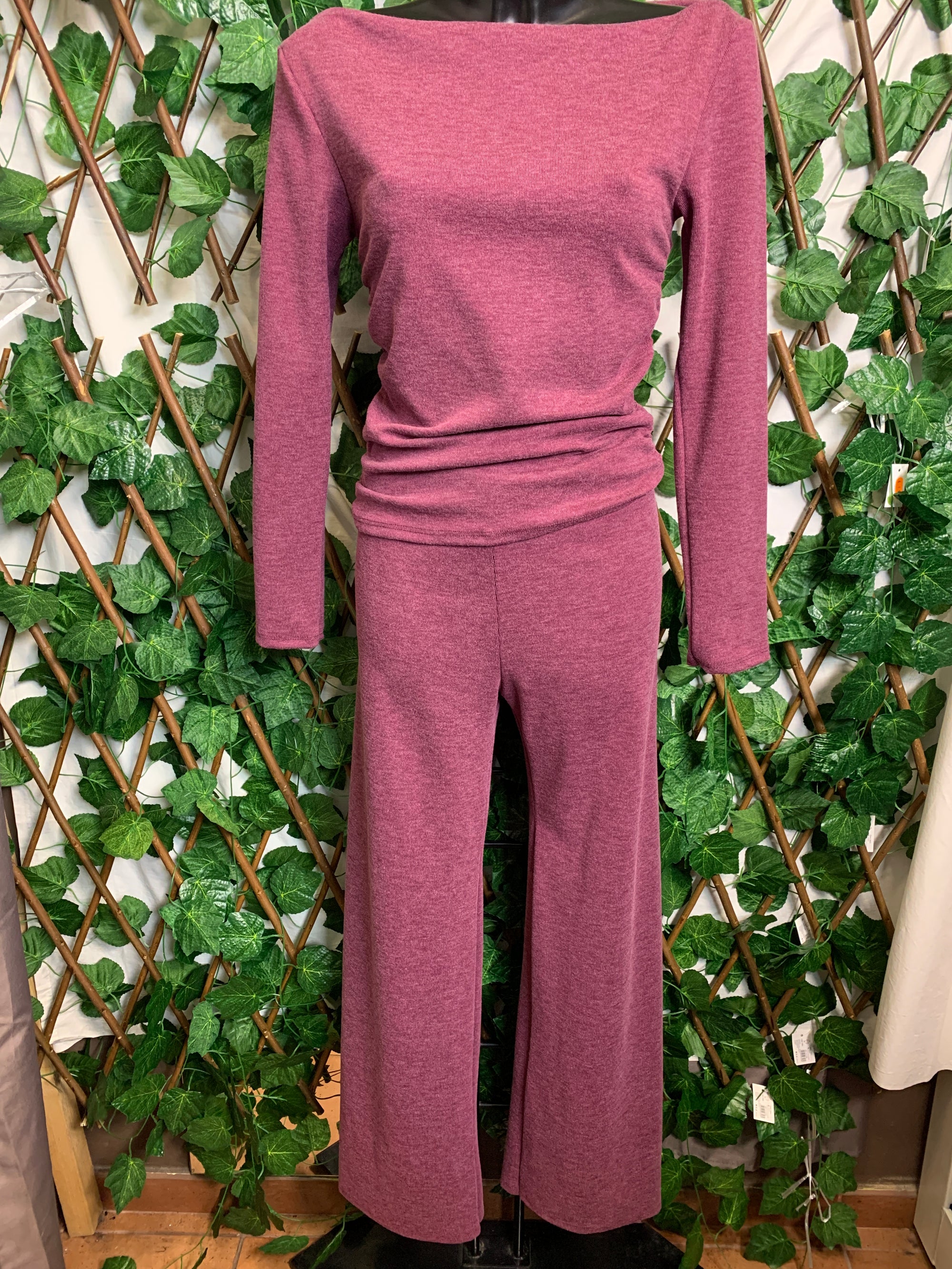 Completo in felpa con collo largo e pantaloni a palazzo