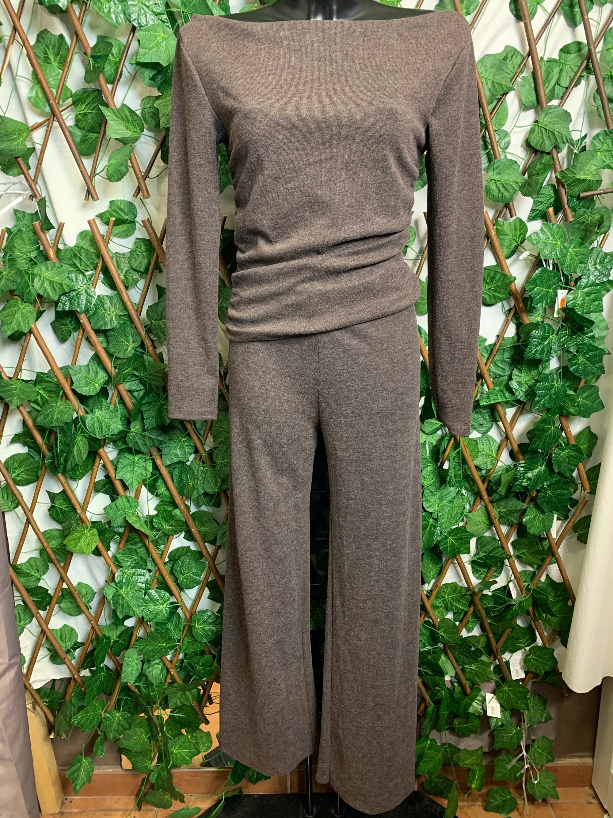 Completo in felpa con collo largo e pantaloni a palazzo