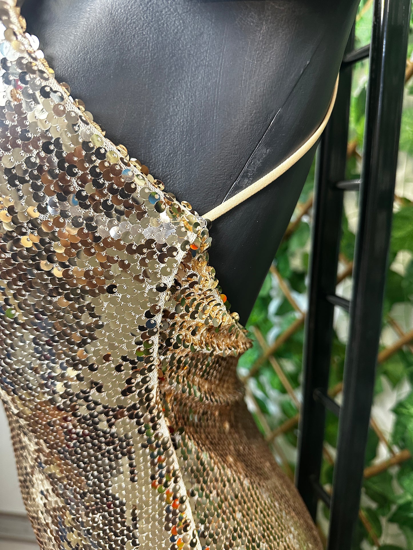 Vestito lungo elegante con la schiena scoperta in paillettes