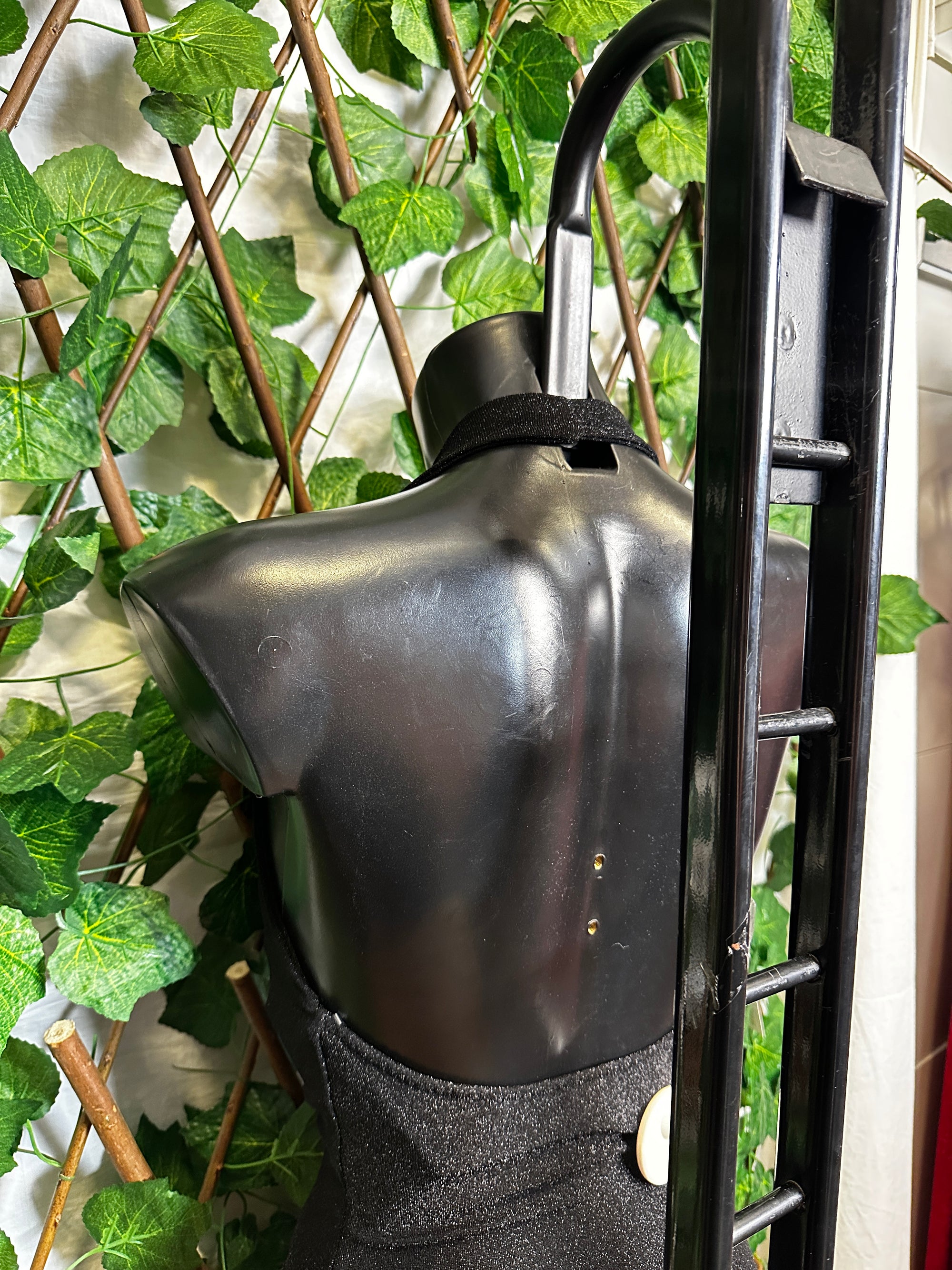 Vestito brillantinato con la scollatura profonda e schiena scoperta