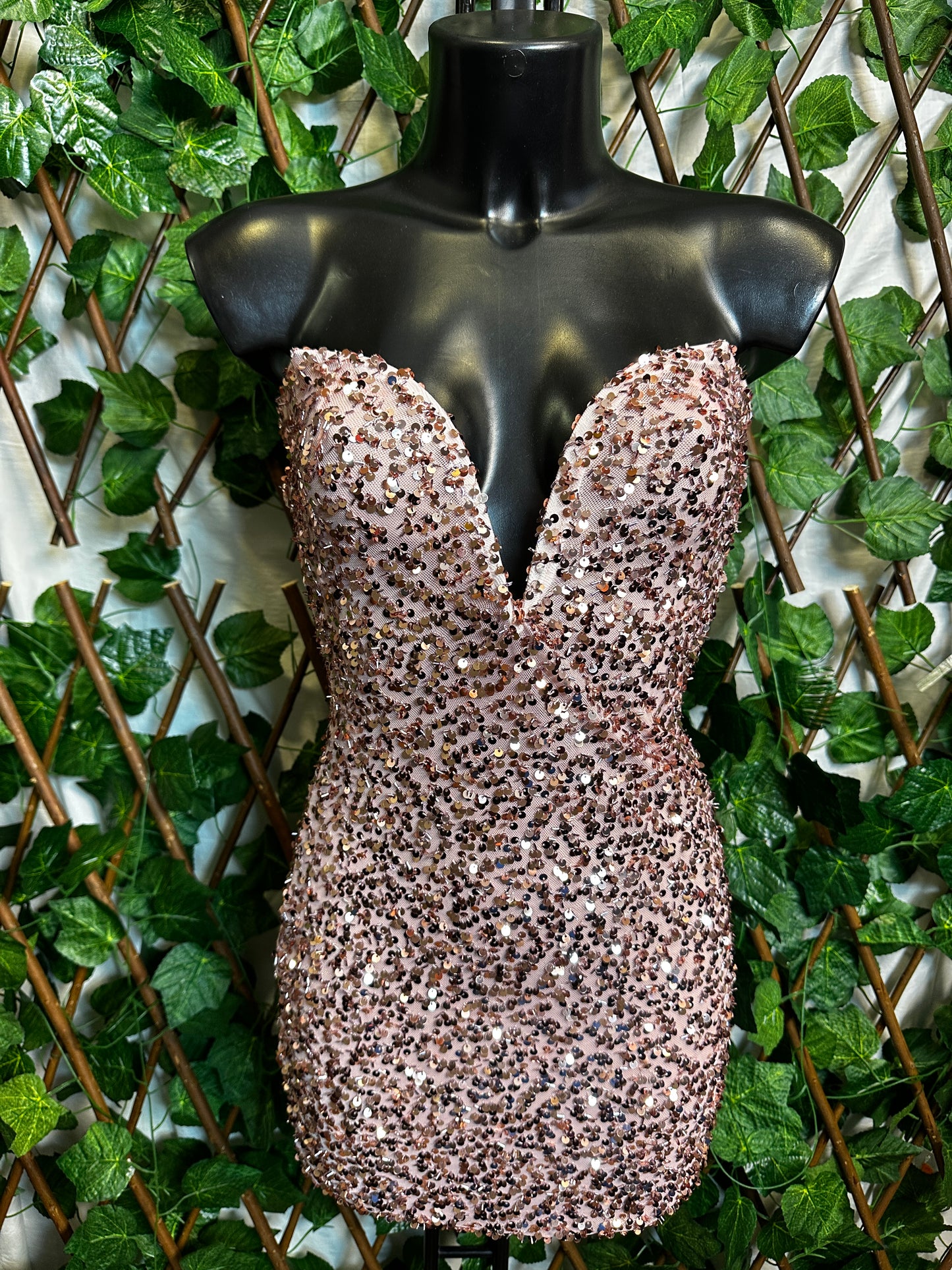 Modello paillettes: vestito corto con la scollatura speciale