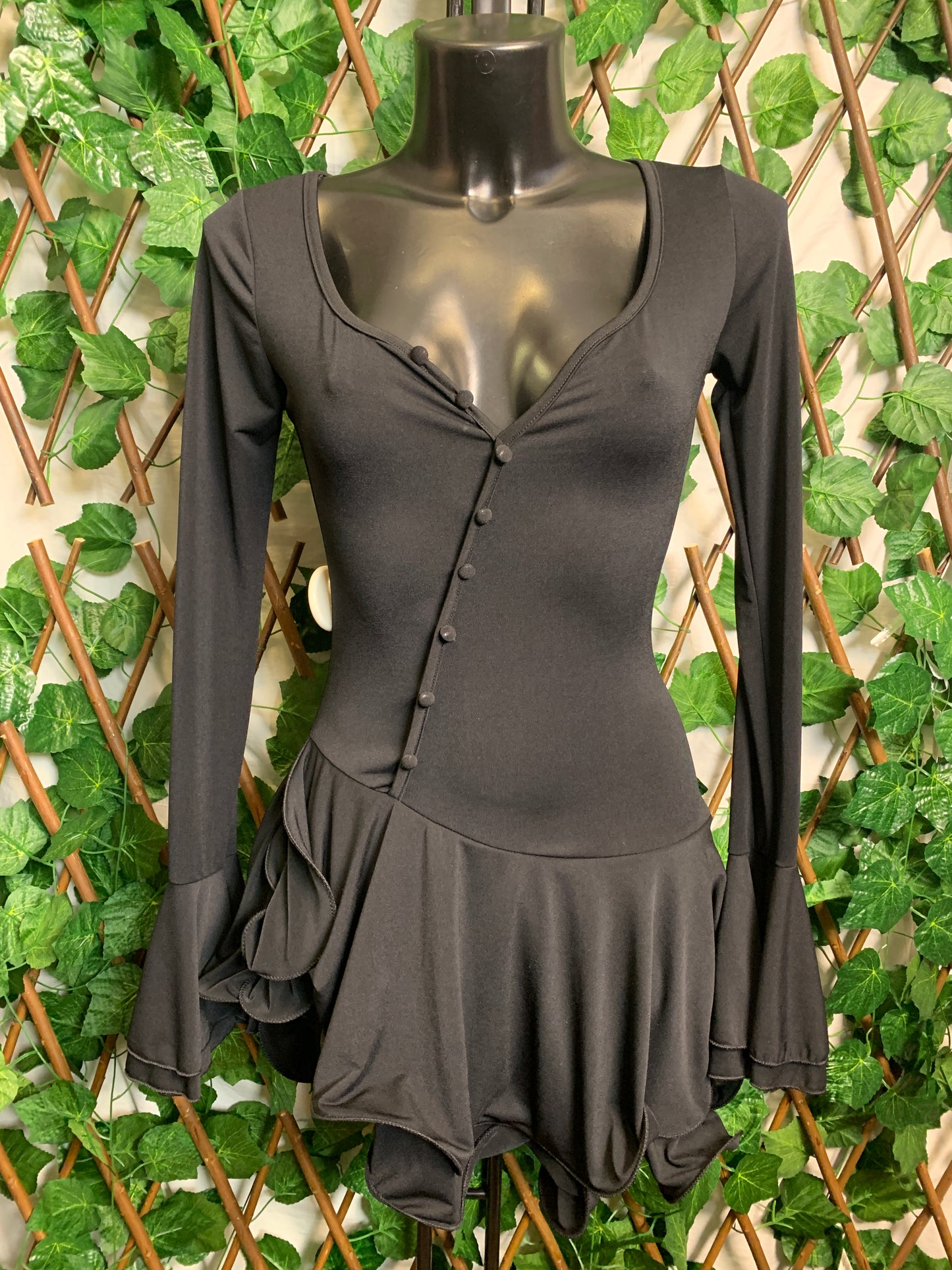 Vestito con gonna a balze e manica lunga