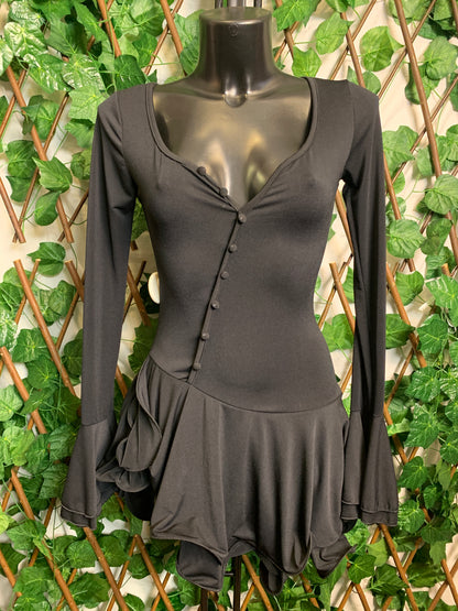 Vestito con gonna a balze e manica lunga