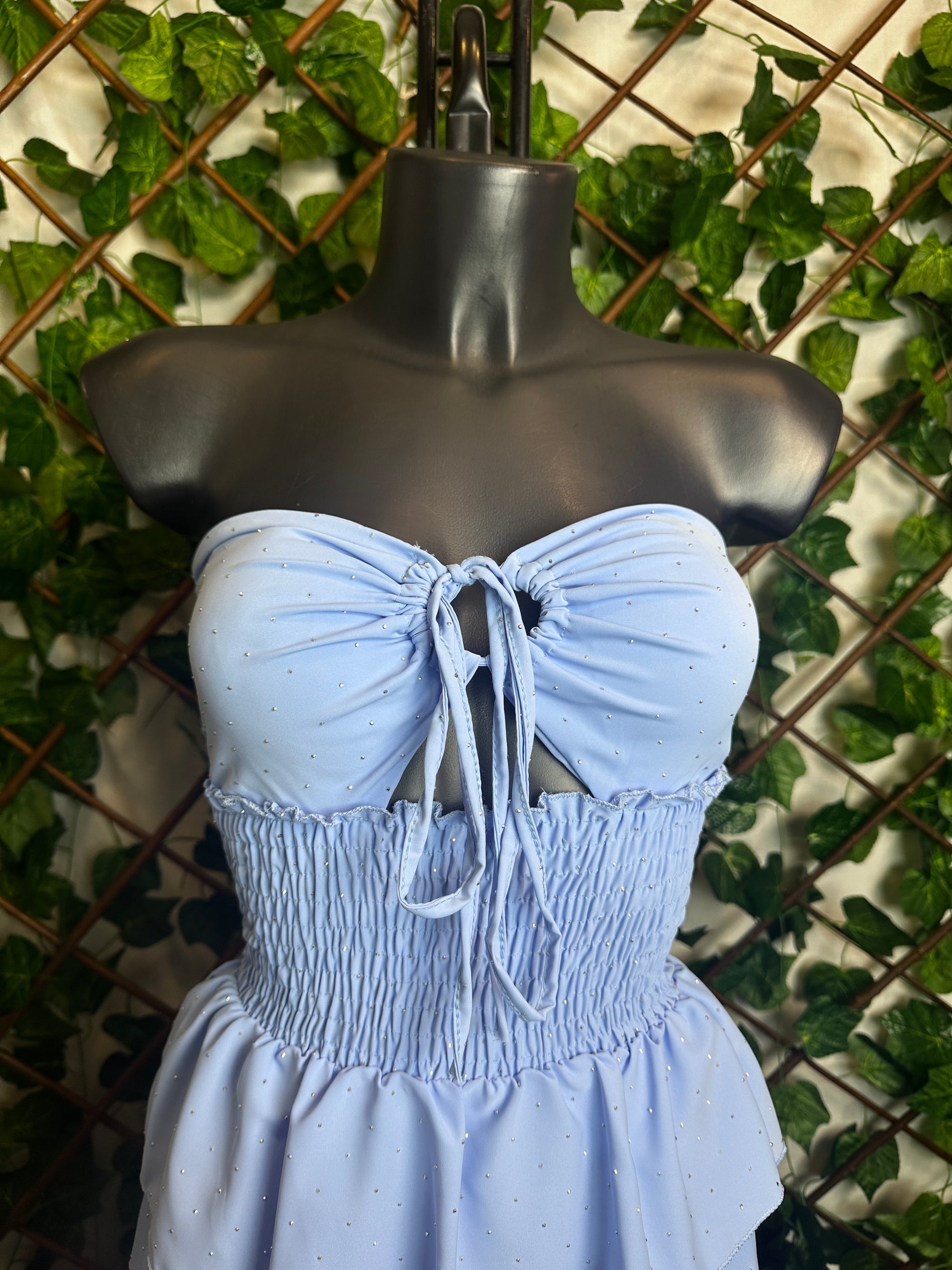 Vestito corto senza spalline, sotto svasato, con brillantini