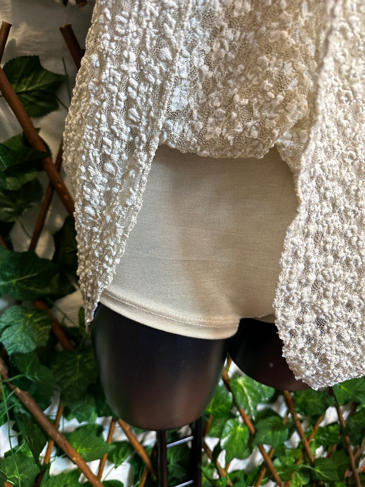 Crepe model: short dress with a deep neckline with cups and shorts