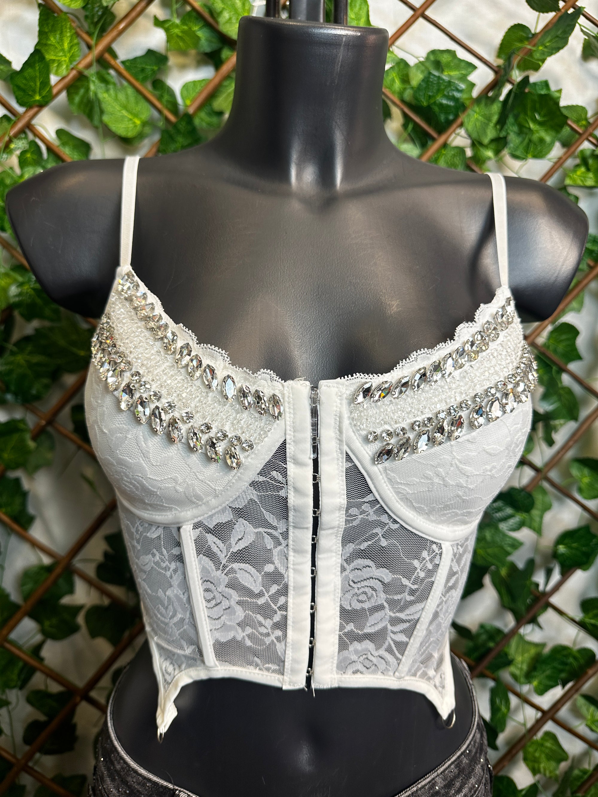 Corsetto in pizzo con diamantini e l'apertura davanti TU