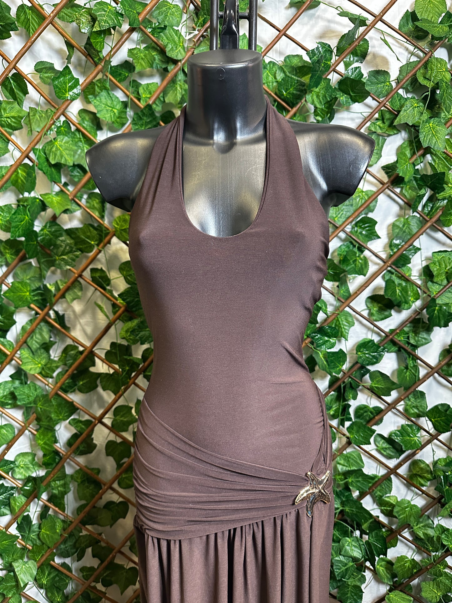 Vestito lungo con laccio sul collo, dettaglio stella marina e lo spacco sul lato sinistro