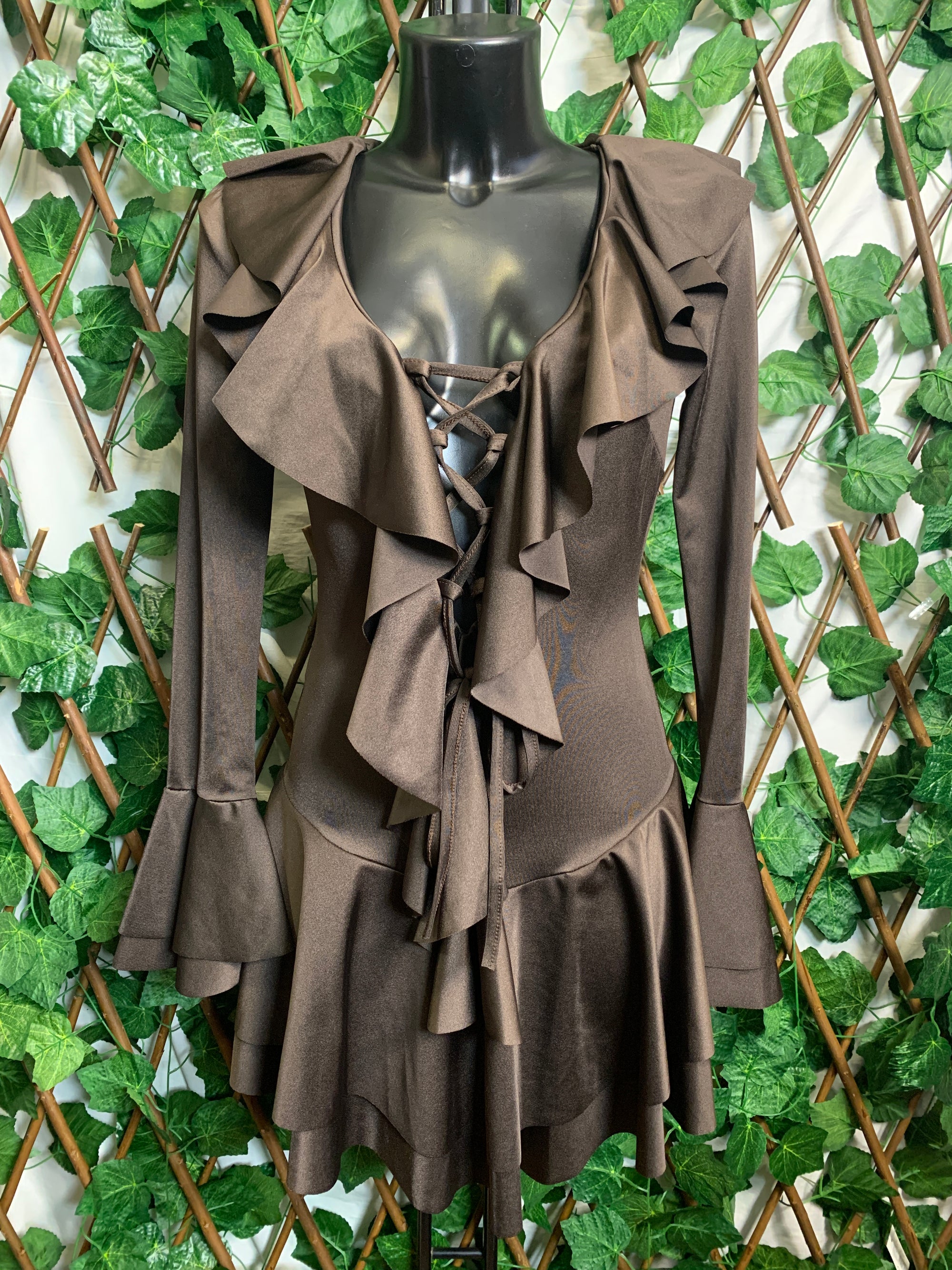 Vestito elegante con laci
