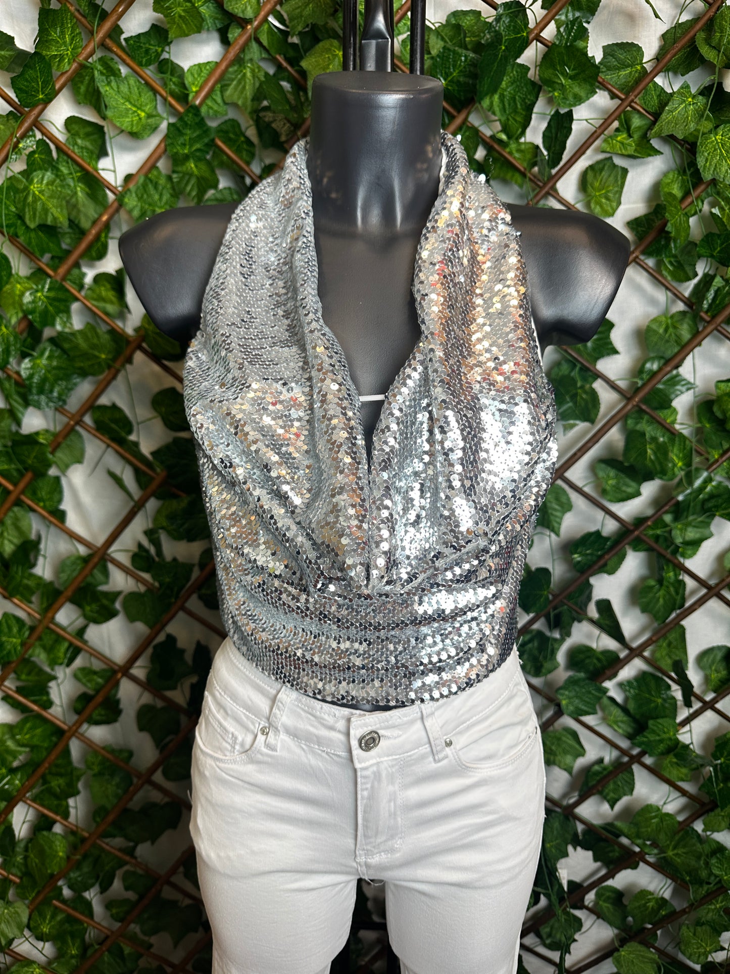 Top in paillettes con la scollatura profonda e la schiena scoperta