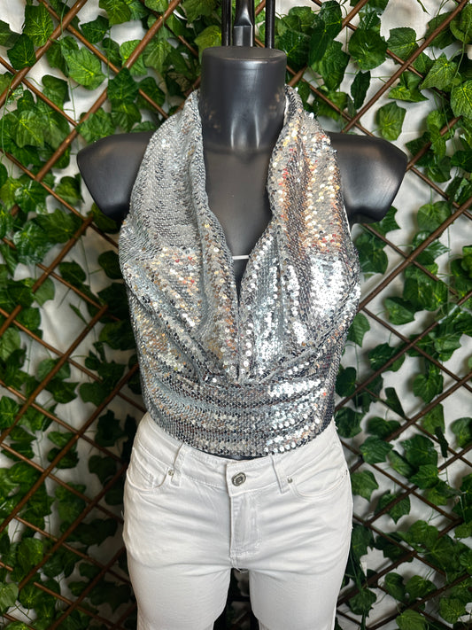 Top in paillettes con la scollatura profonda e la schiena scoperta