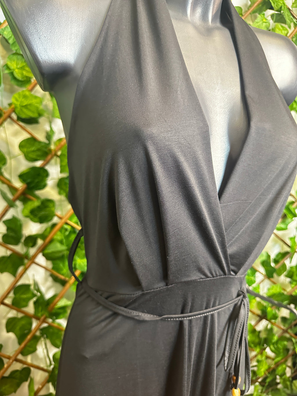 Vestito lungo elegante con cinturino e la schiena scoperta