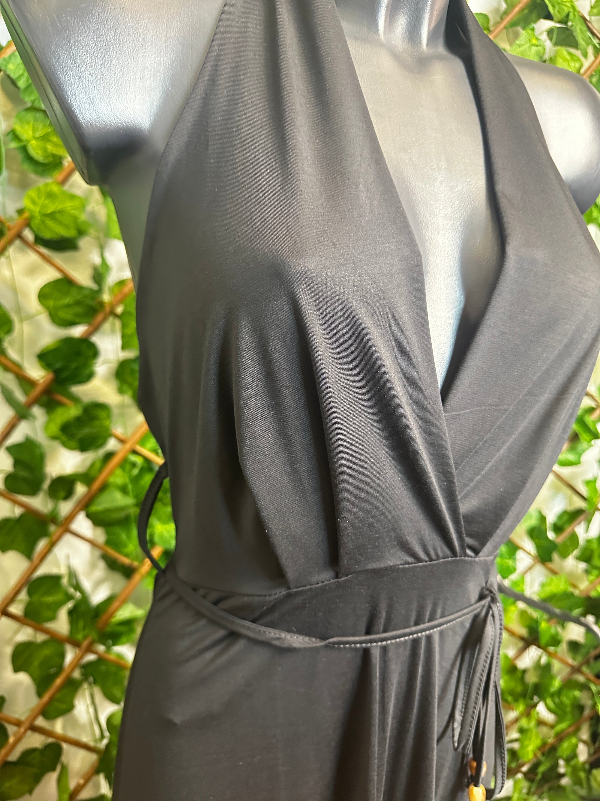 Vestito lungo elegante con cinturino e la schiena scoperta