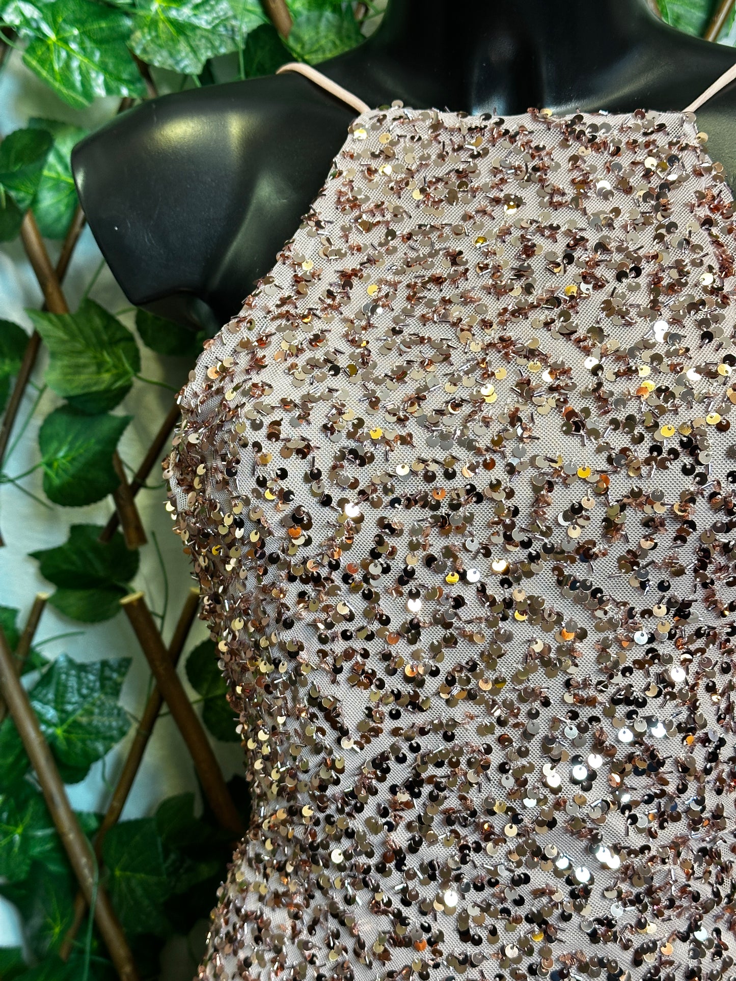 Modello paillettes: vestito corto con bretelle e la schiena scoperta