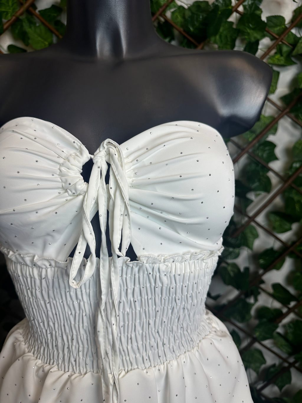 Vestito corto senza spalline, sotto svasato, con brillantini